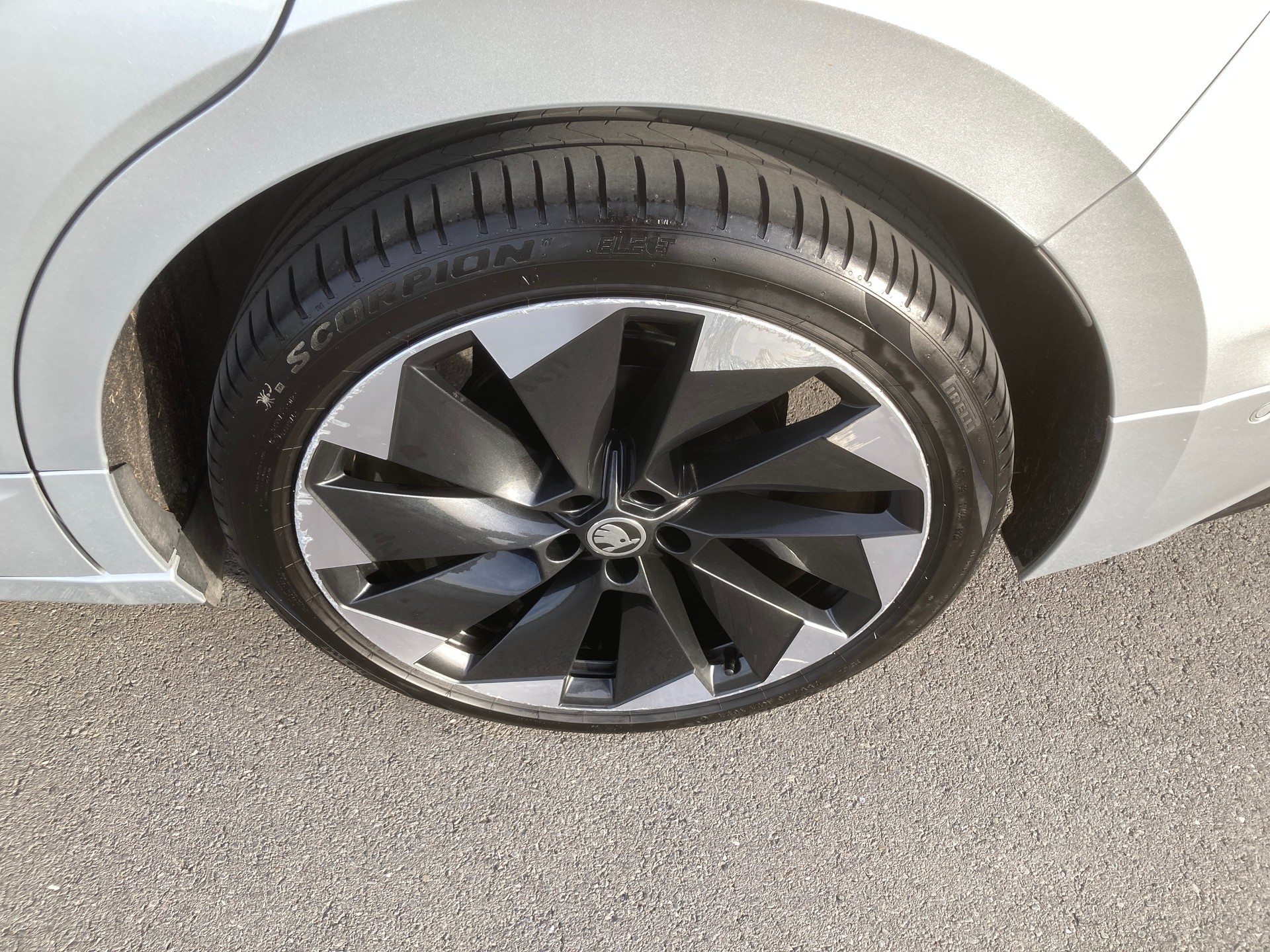SKODA Enyaq iV 80x SportLine mit Anhängerkupplung-image-7