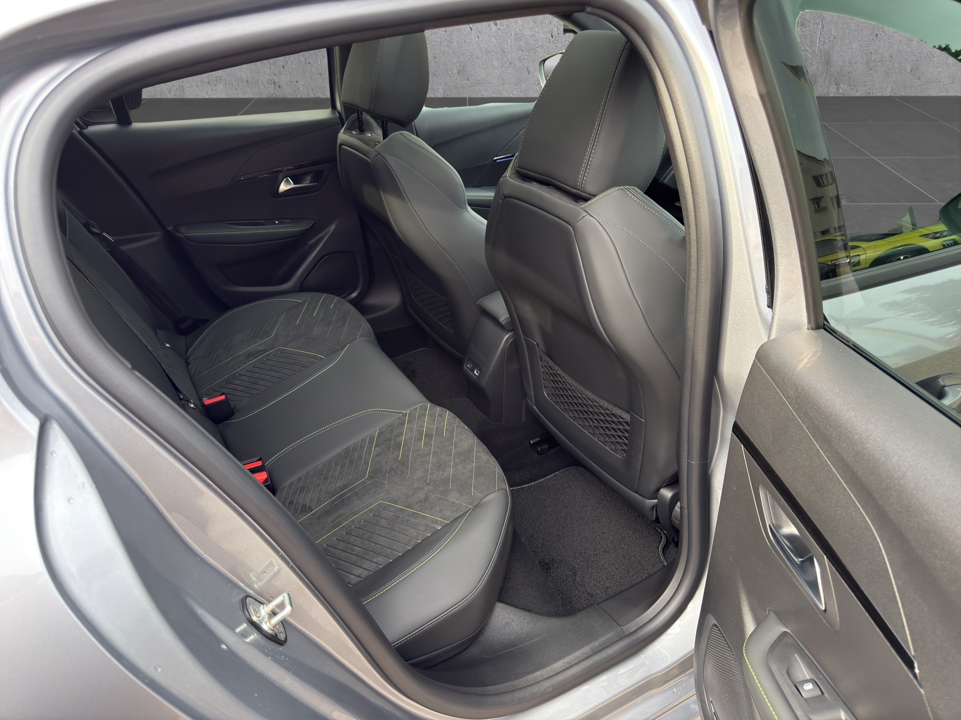 PEUGEOT 208 e-GT-image-16