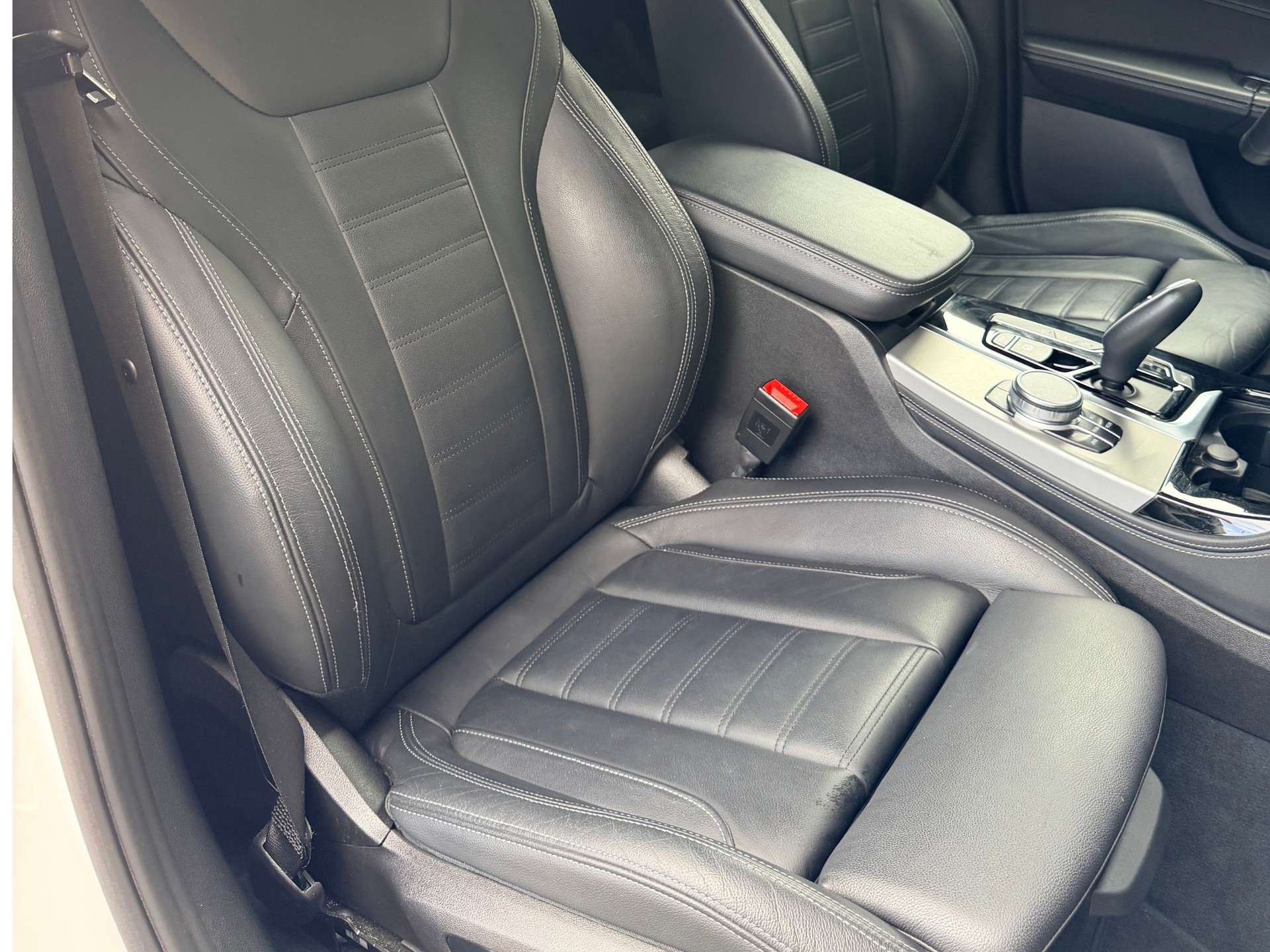 BMW 20i xDrive-image-2