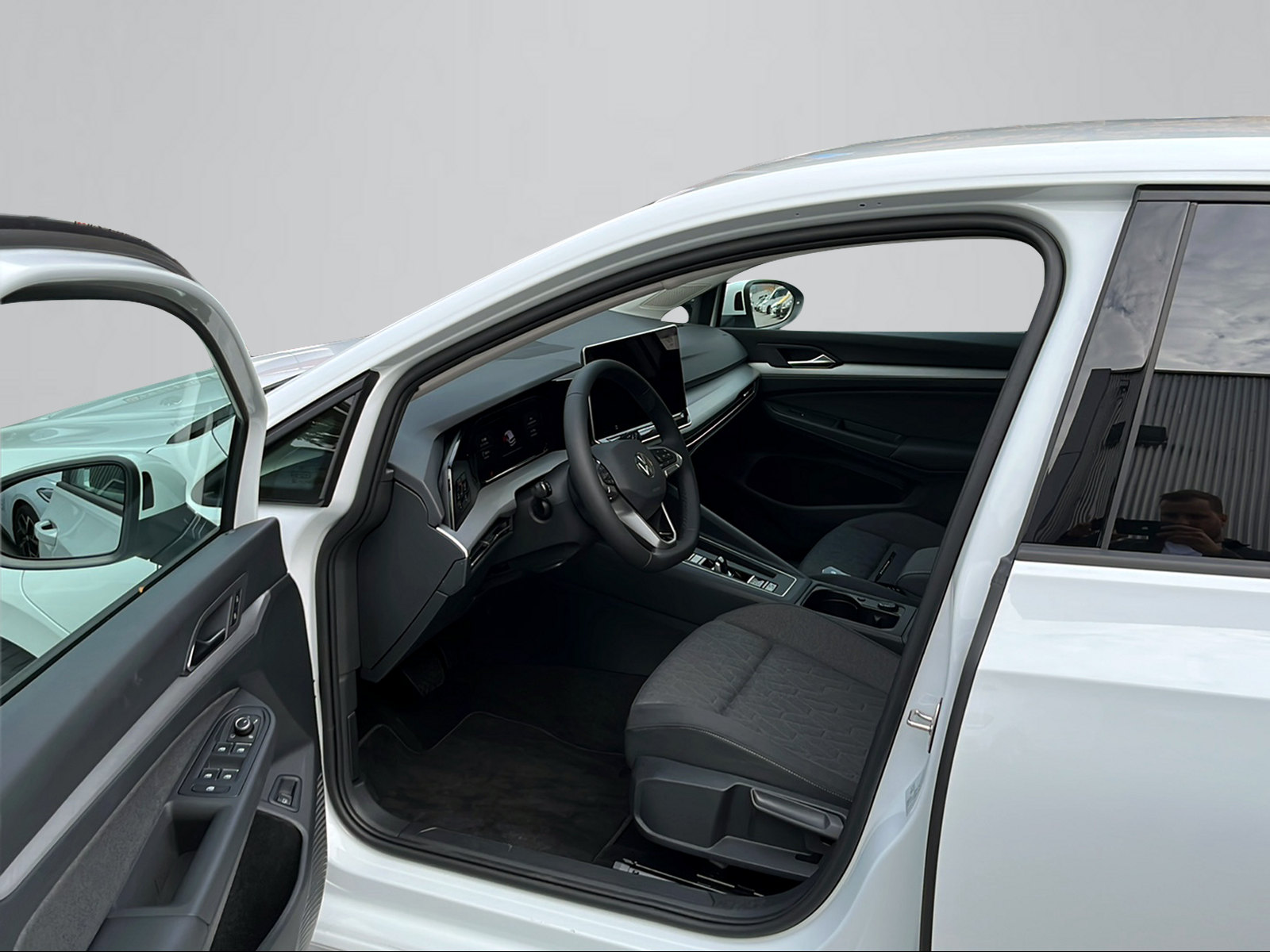 VW Golf 1.5 TSI PHEV Life-image-2