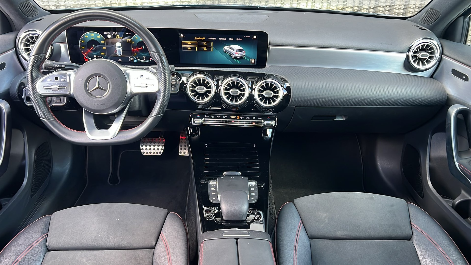 MERCEDES-BENZ A 200 AMG Line 7G-DCT-image-8
