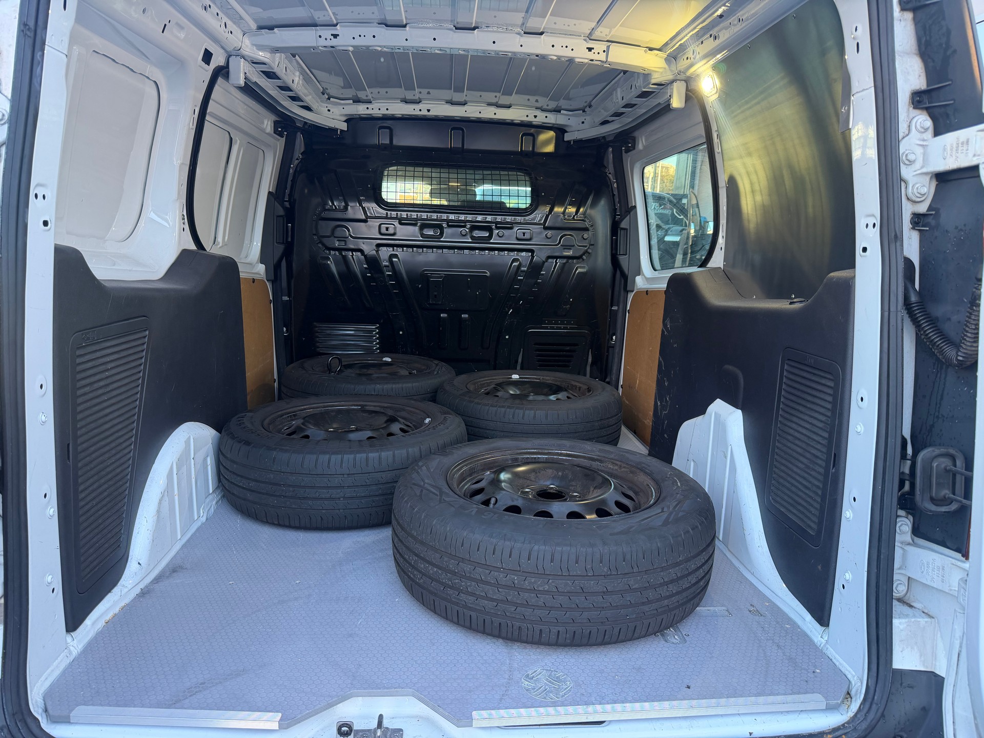 FORD Transit Connect Van T230 1.5 TDCi Ambiente A-image-6