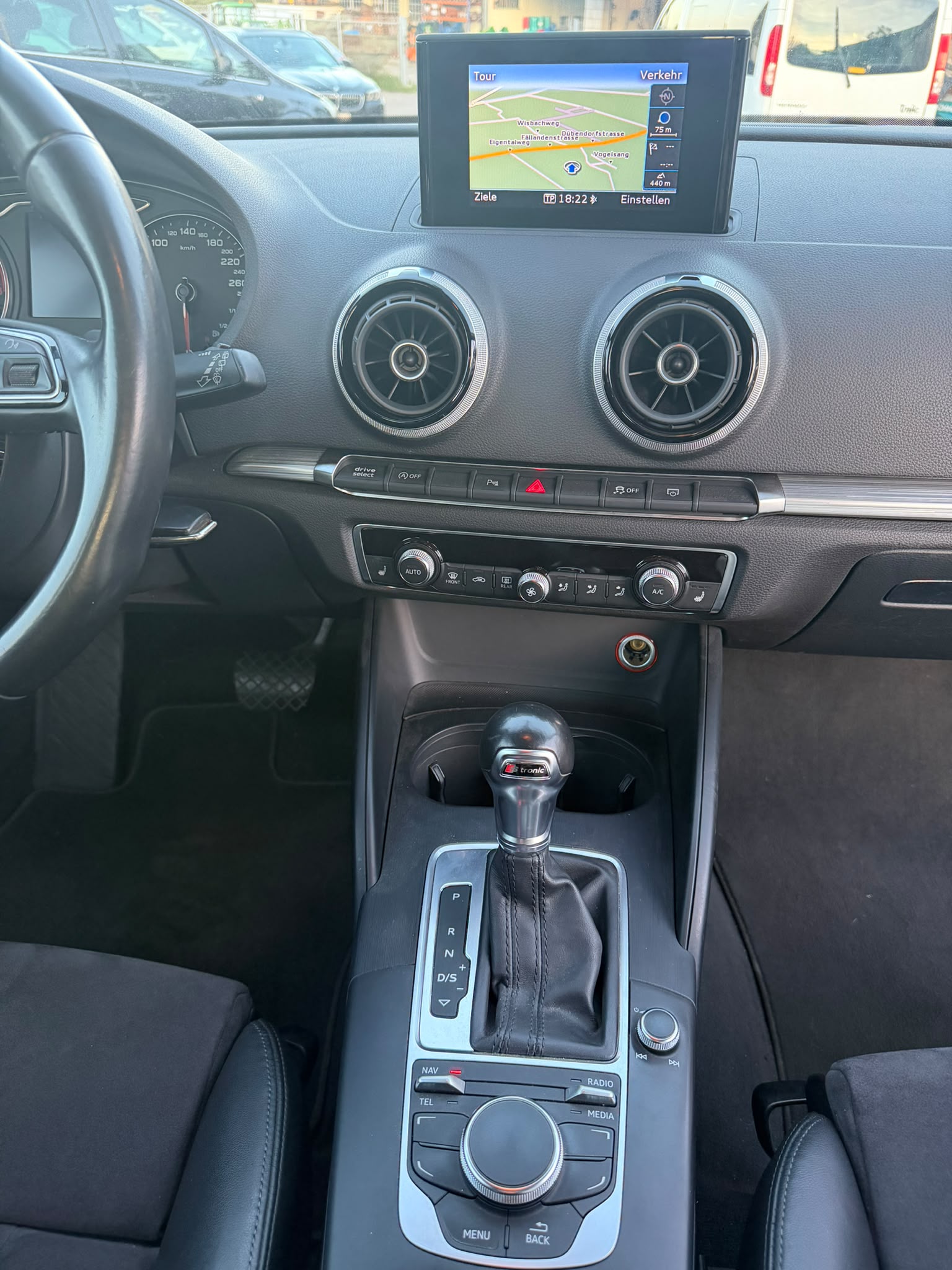 AUDI A3 1.8 TFSI Ambiente S-tronic-image-10