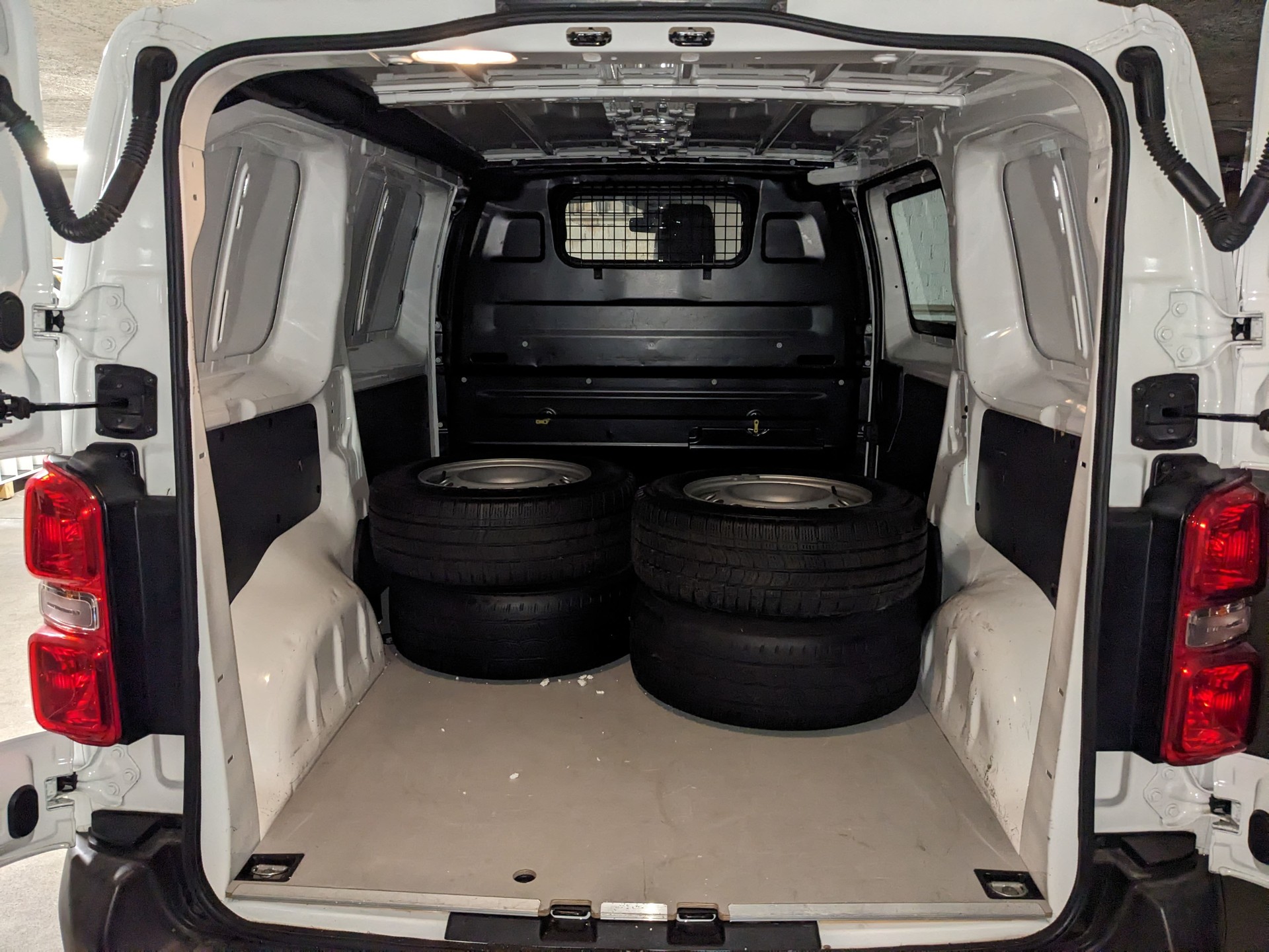PEUGEOT E-Expert 75 KWh Premium Standard-image-1