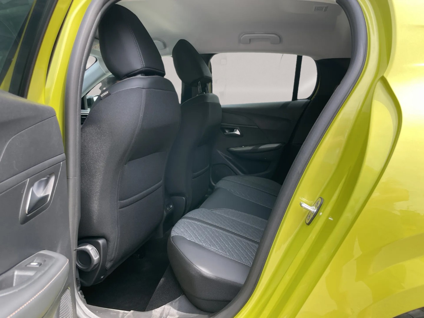 PEUGEOT 208 1.2 Hybrid Allure Premium-image-10