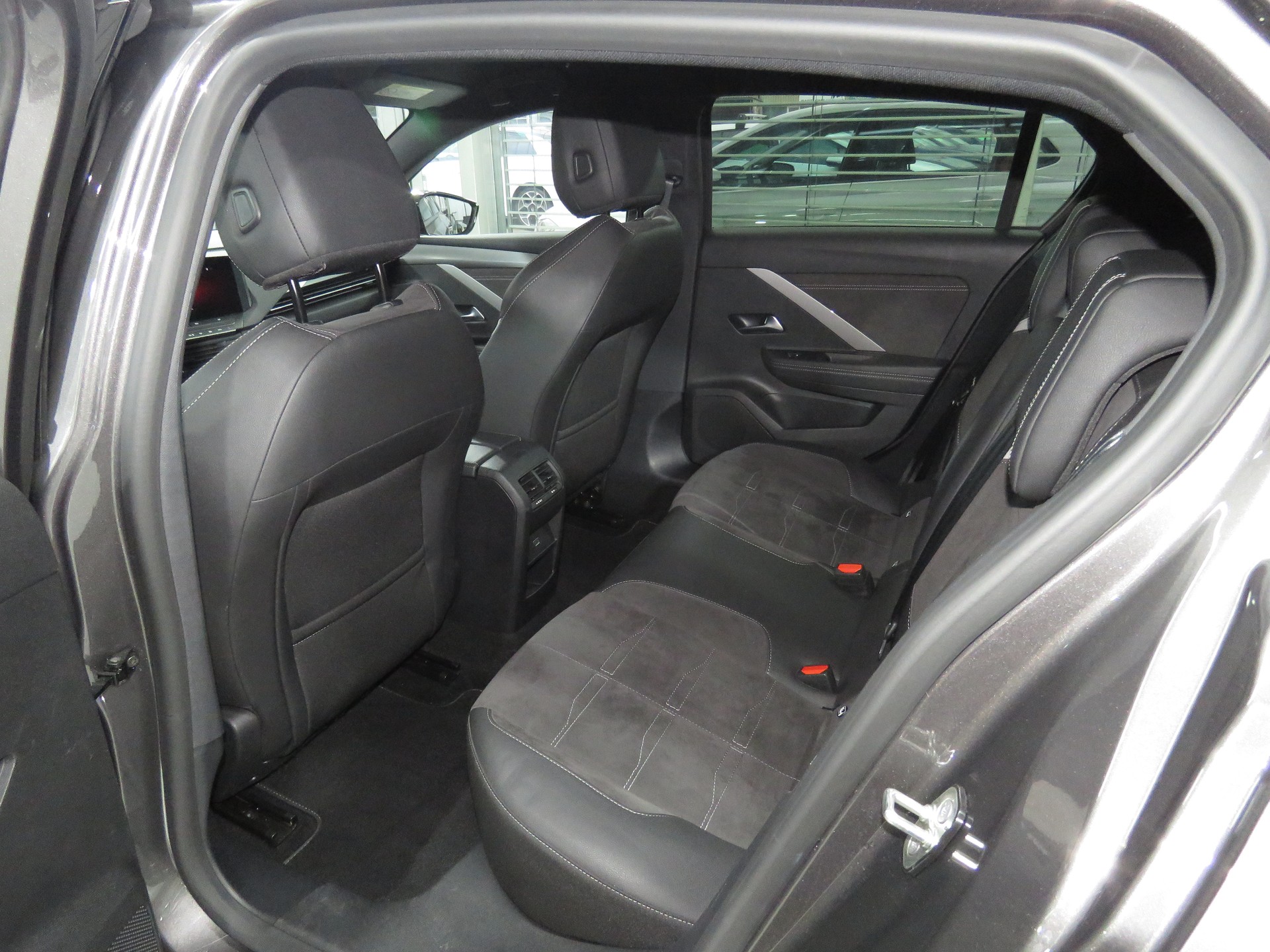 OPEL Astra 1.6 PHEV Turbo Swiss Plus Automat-image-9