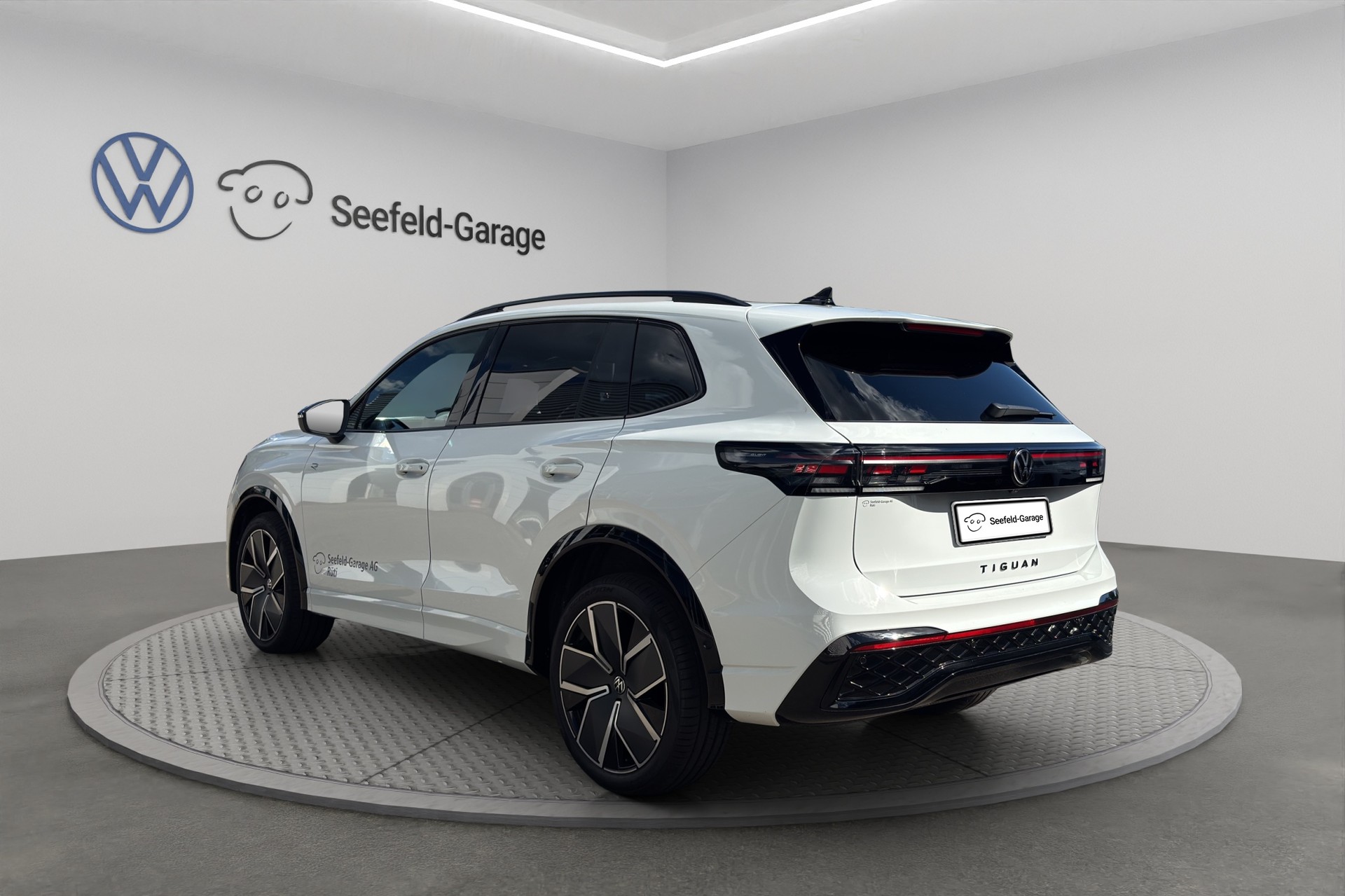 VW Tiguan 2.0 TSI DSG R-Line 4Motion-image-3