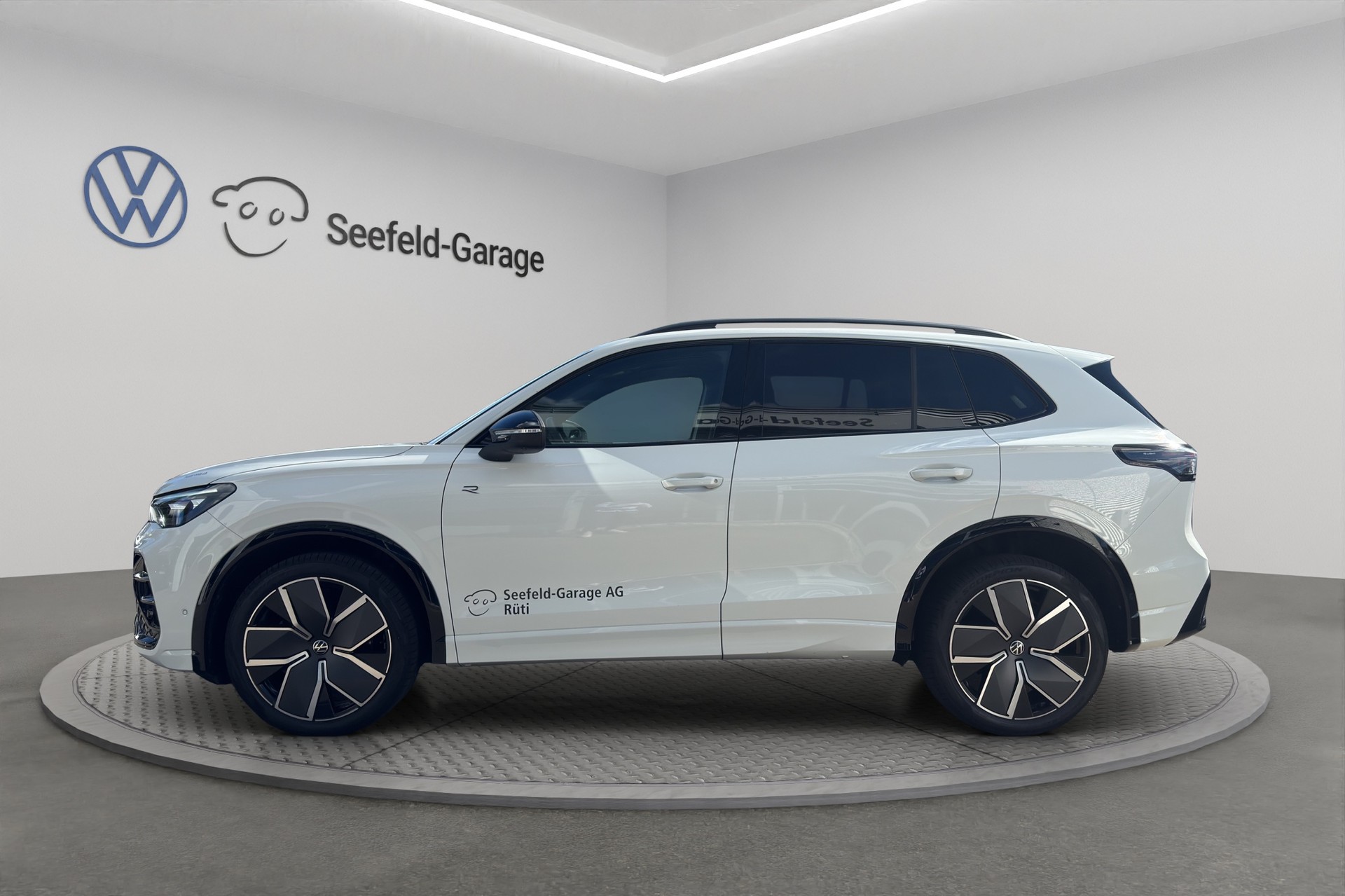 VW Tiguan 2.0 TSI DSG R-Line 4Motion-image-2