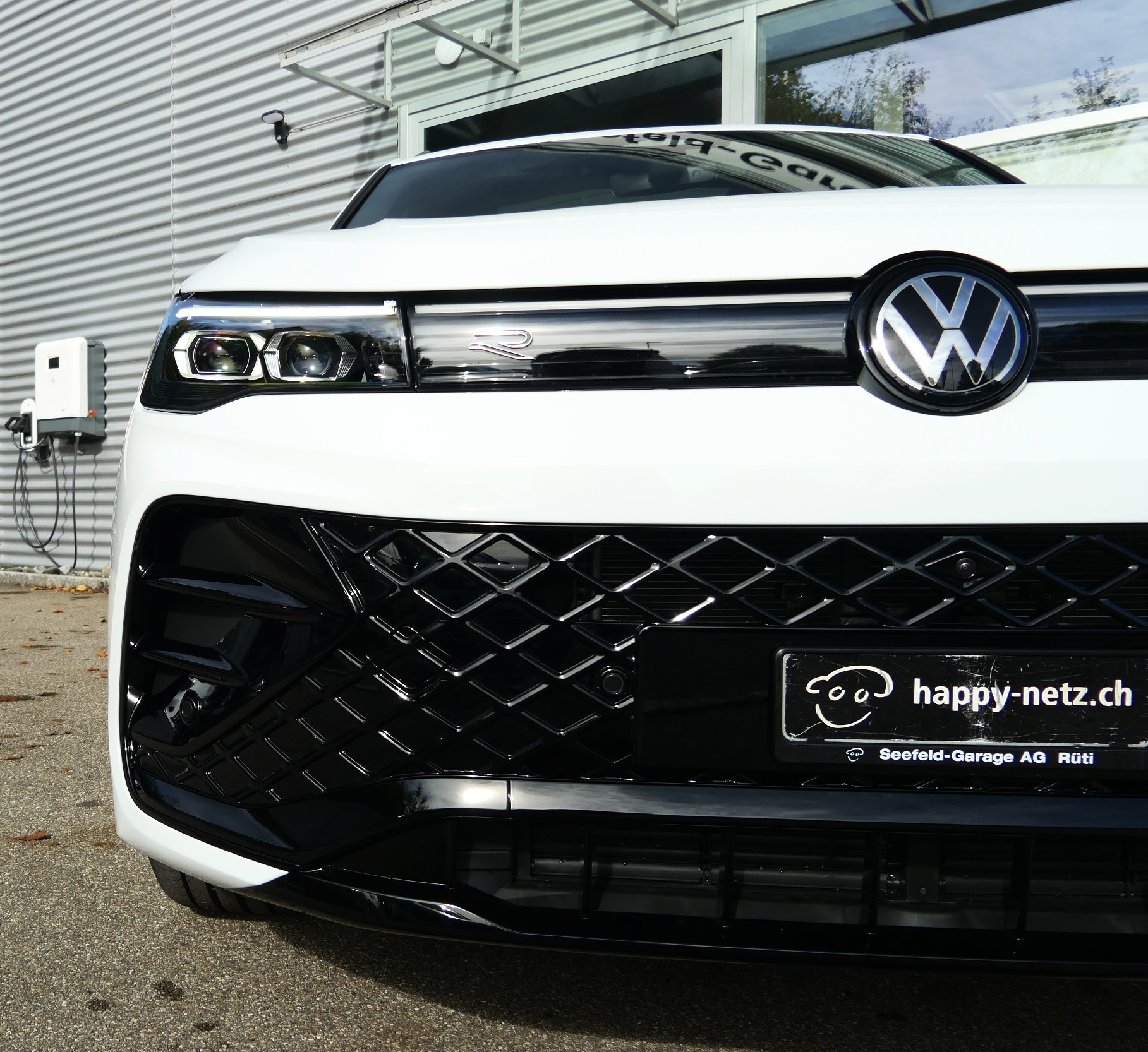 VW Tiguan 2.0 TSI DSG R-Line 4Motion-image-2