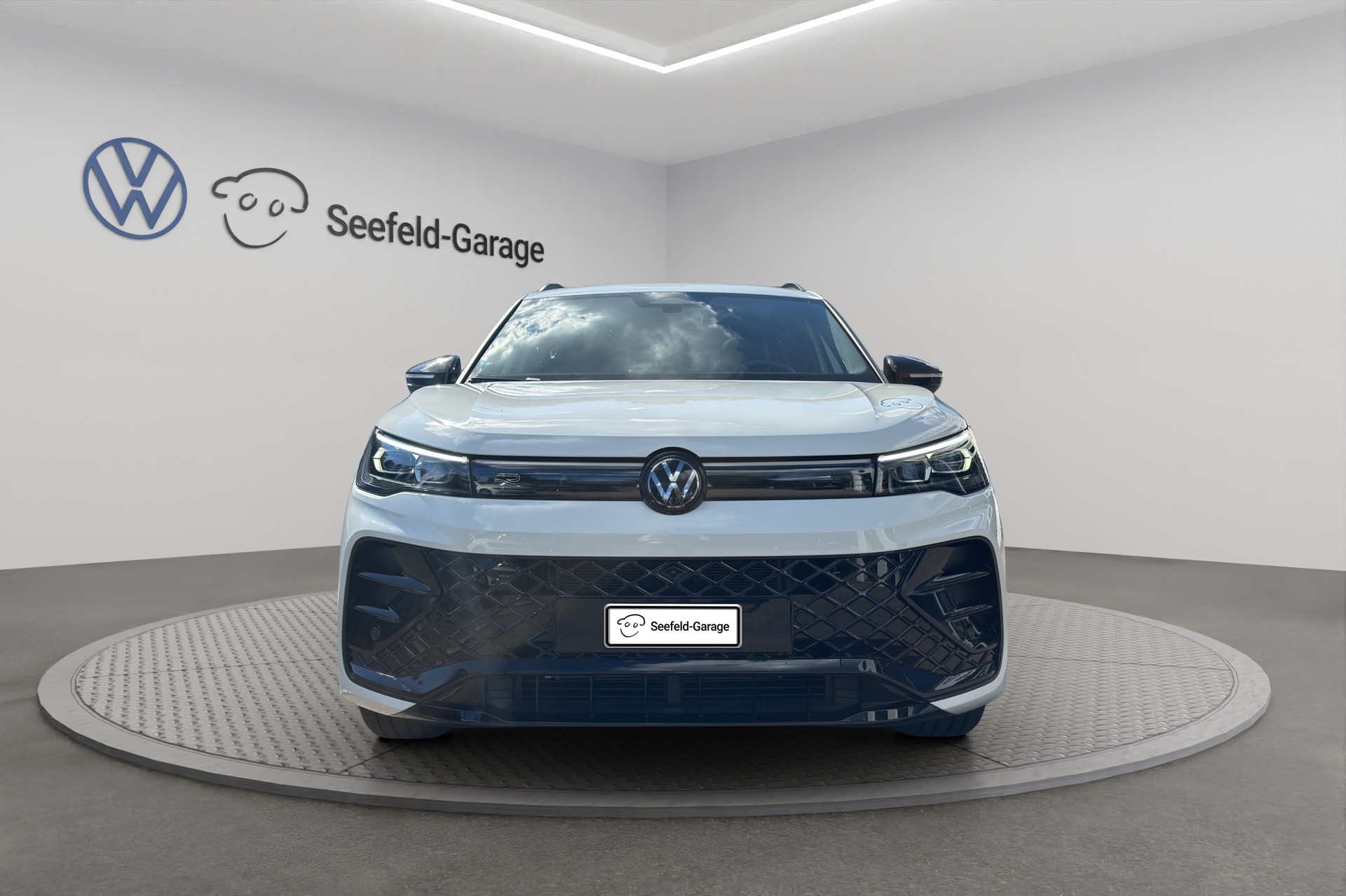 VW Tiguan 2.0 TSI DSG R-Line 4Motion-image-1