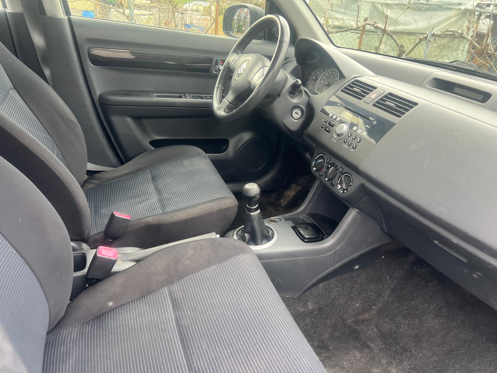 SUZUKI Swift 1.3i 16V GL Top 4x4-image-8