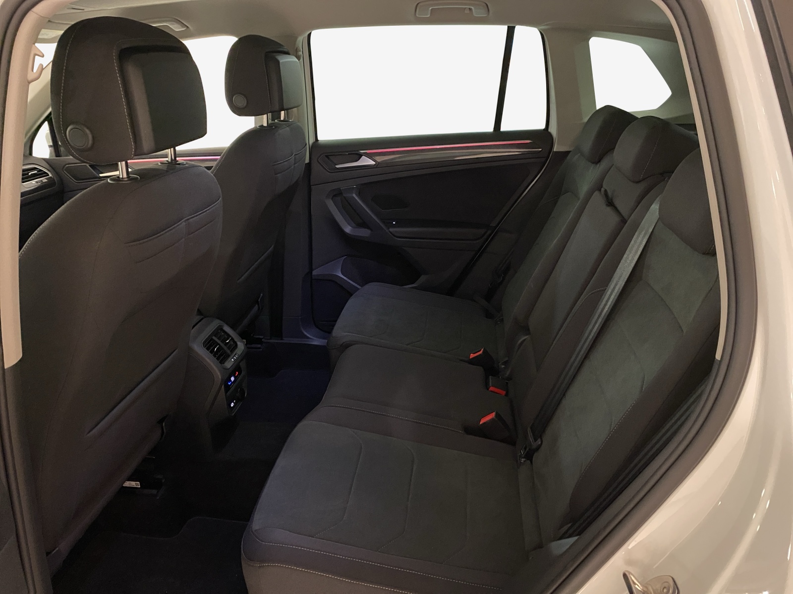 VW Tiguan 2.0 TDI SCR Elegance 4Motion DSG-image-11