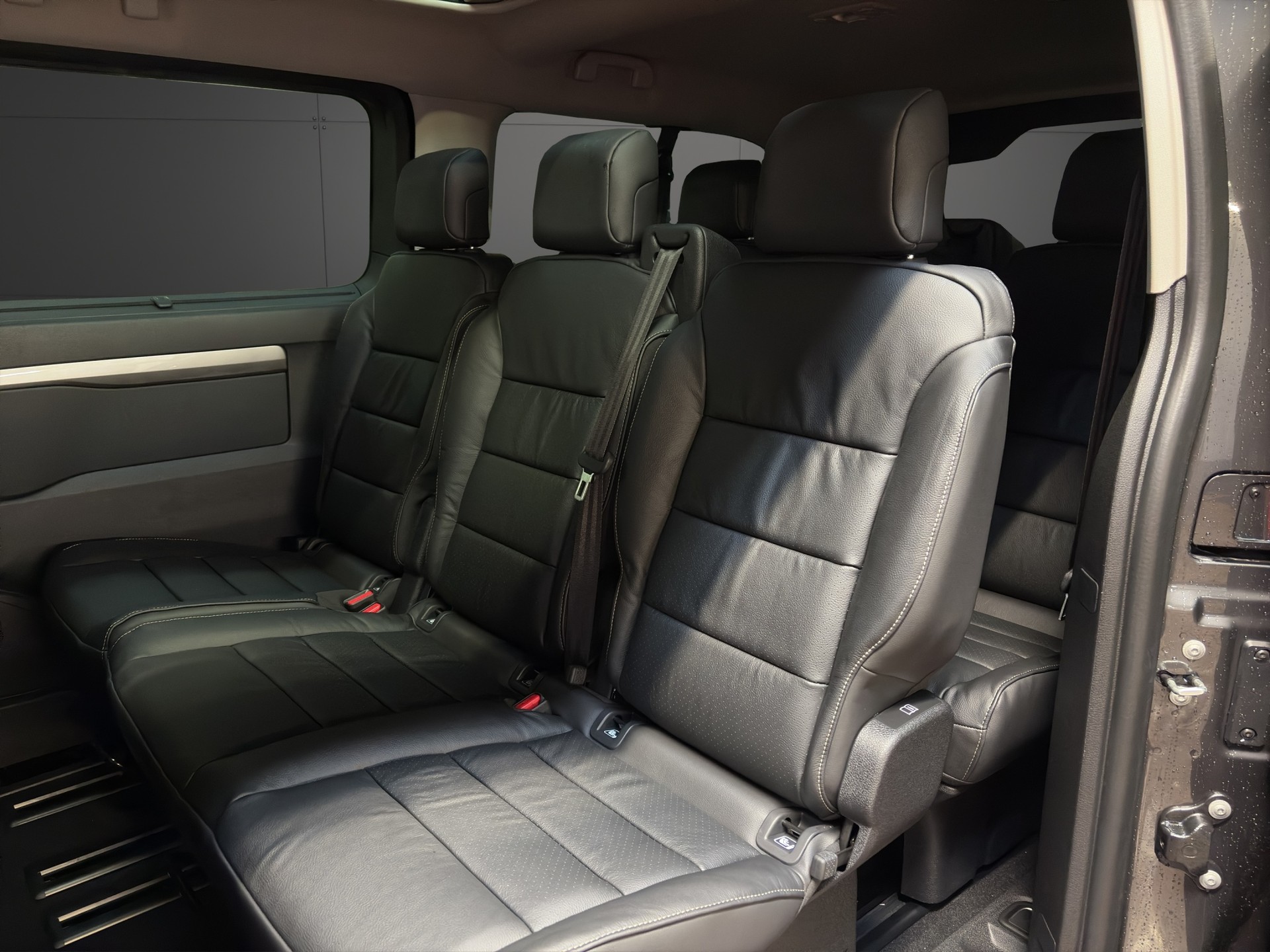 PEUGEOT Traveller Business VIP Long-image-5