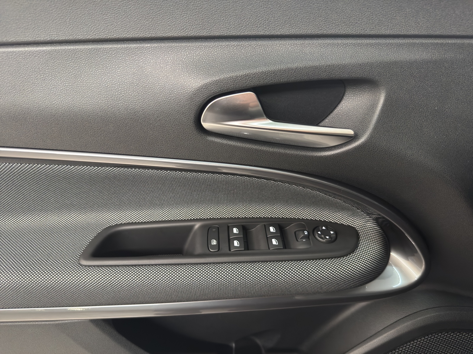 FIAT 600 1.2 Hybrid Swiss Edition-image-11