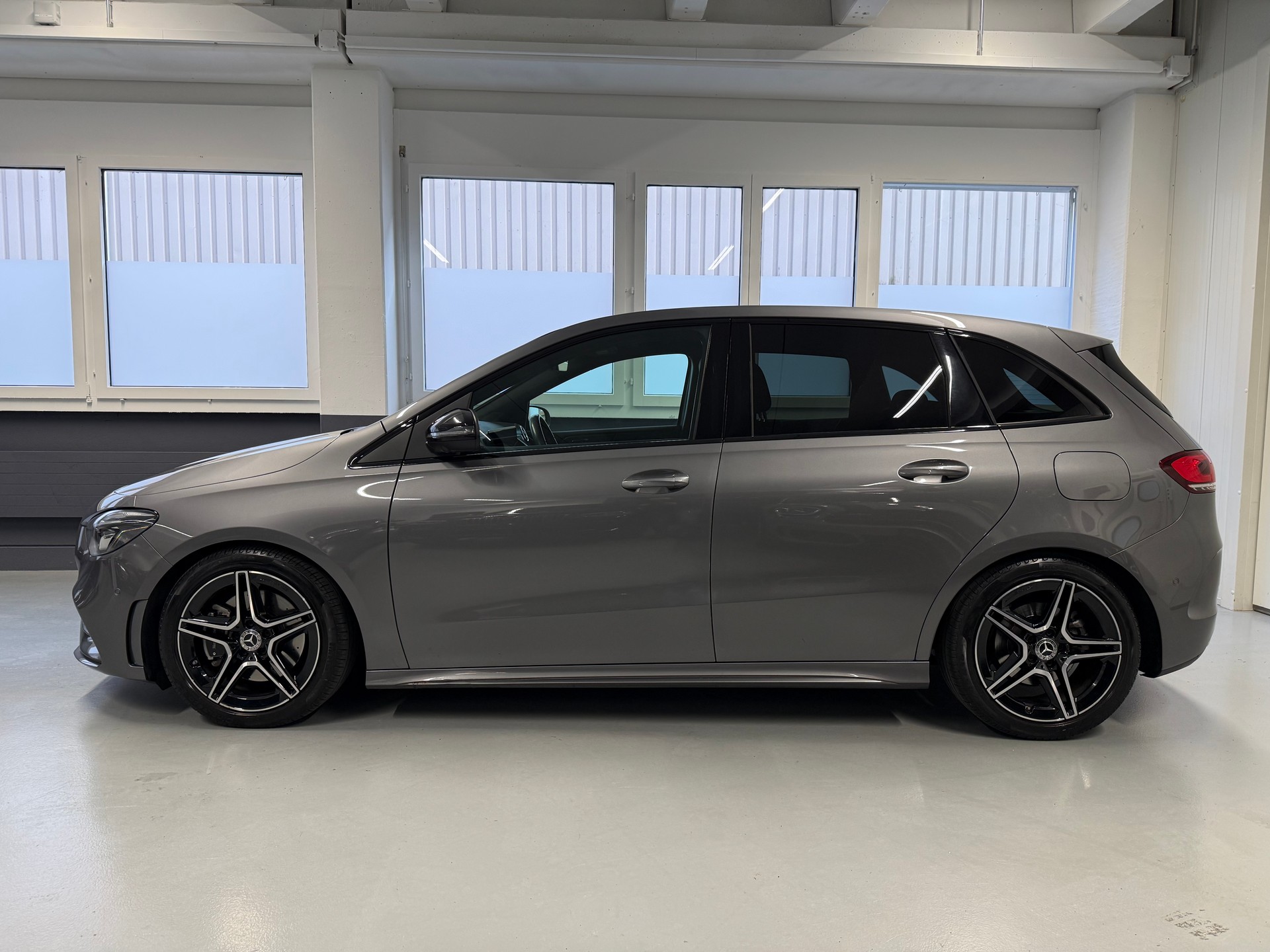 MERCEDES-BENZ B 220 4Matic AMG Line 7G-DCT-image-2