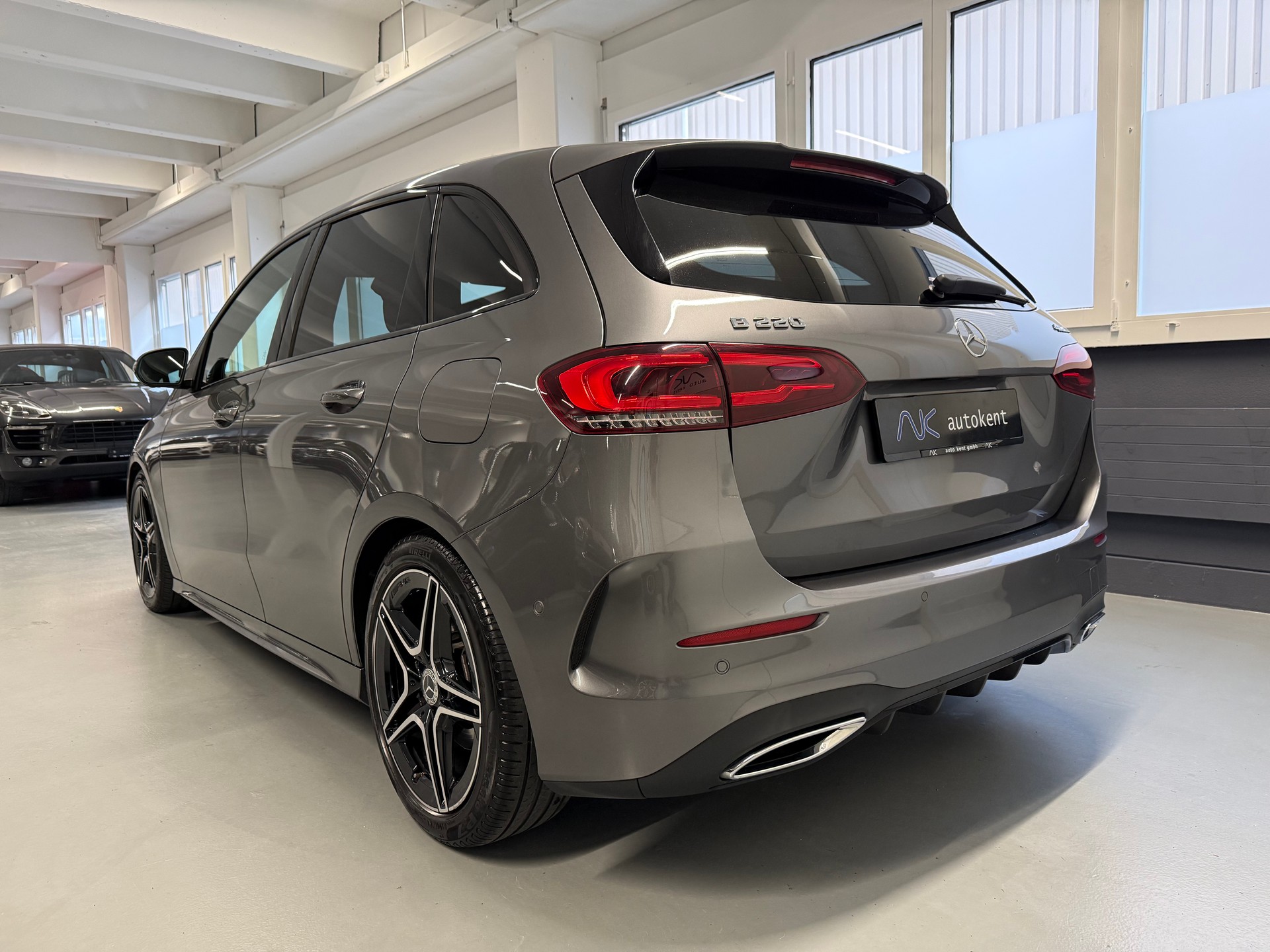MERCEDES-BENZ B 220 4Matic AMG Line 7G-DCT-image-3
