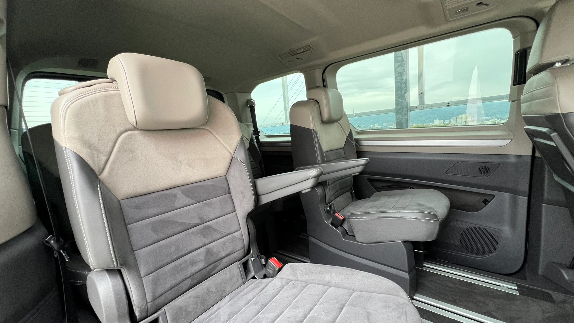 VW MULTIVAN 2.0 TSI LIFE SPORT BLACK DSG l 204 PS-image-24