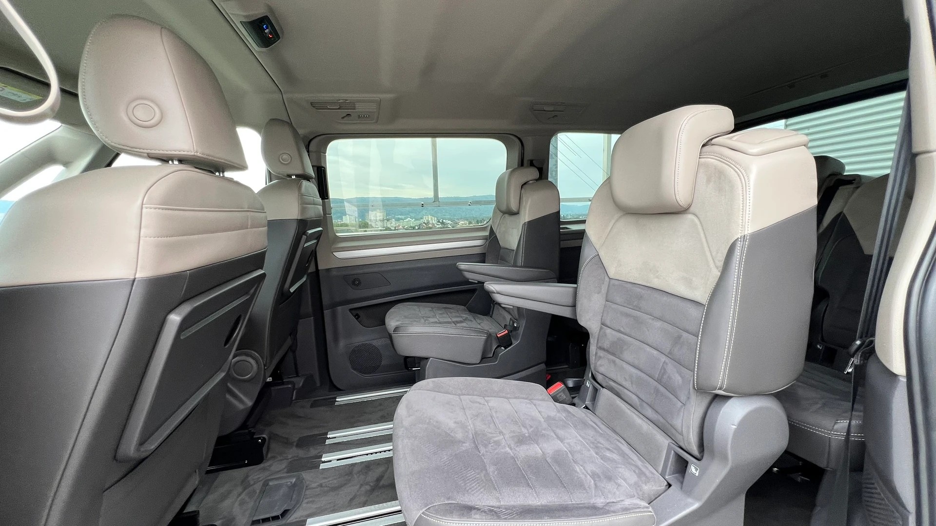 VW MULTIVAN 2.0 TSI LIFE SPORT BLACK DSG l 204 PS-image-26