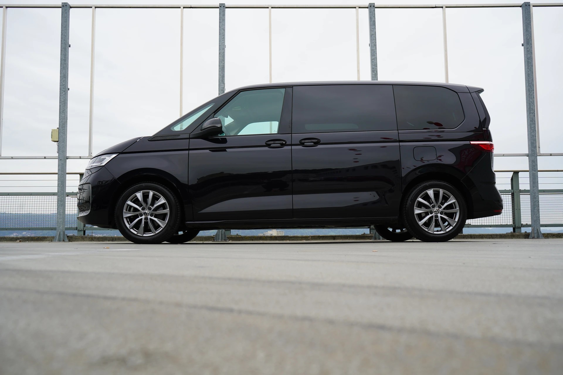 VW MULTIVAN 2.0 TSI LIFE SPORT BLACK DSG l 204 PS-image-1