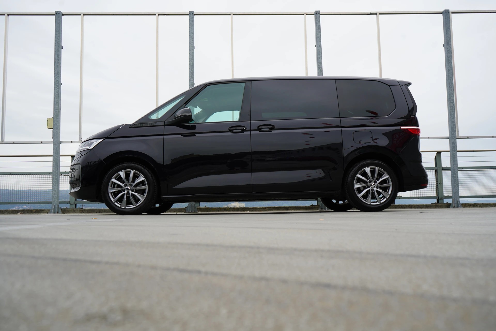 VW MULTIVAN 2.0 TSI LIFE SPORT BLACK DSG l 204 PS-image-3
