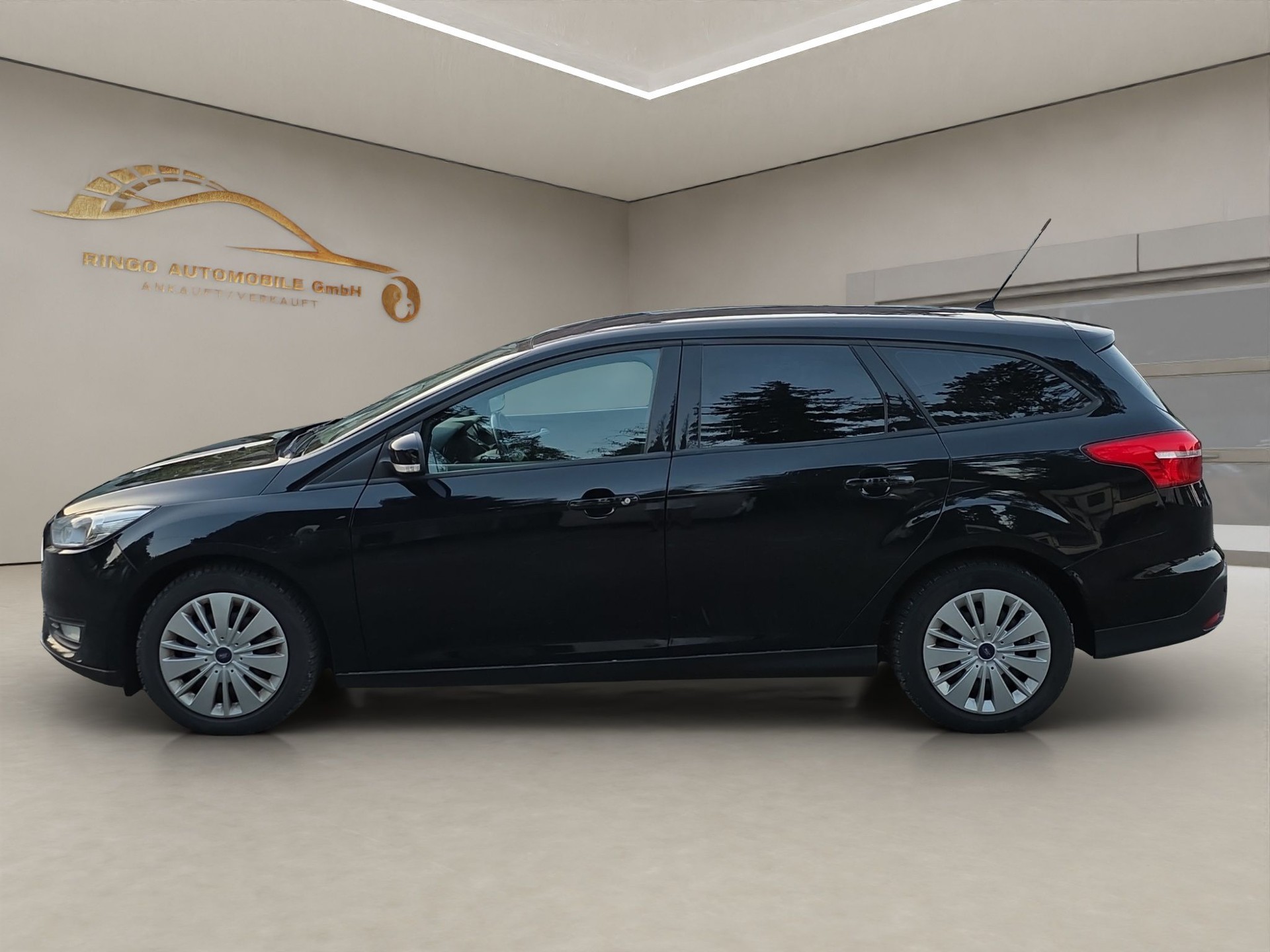FORD Focus 1.0 SCTi Black Edition-image-5