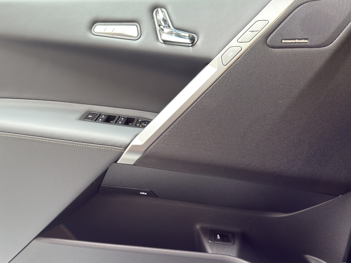 BMW iX xDrive60 M Sport-image-14