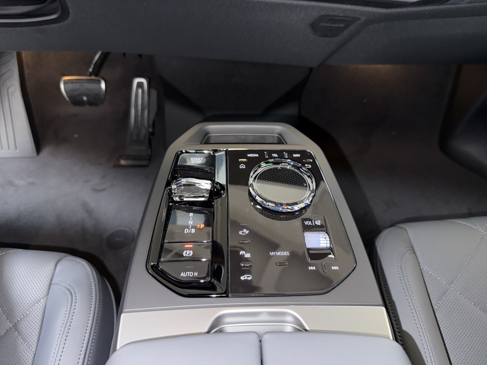 BMW iX xDrive60 M Sport-image-16