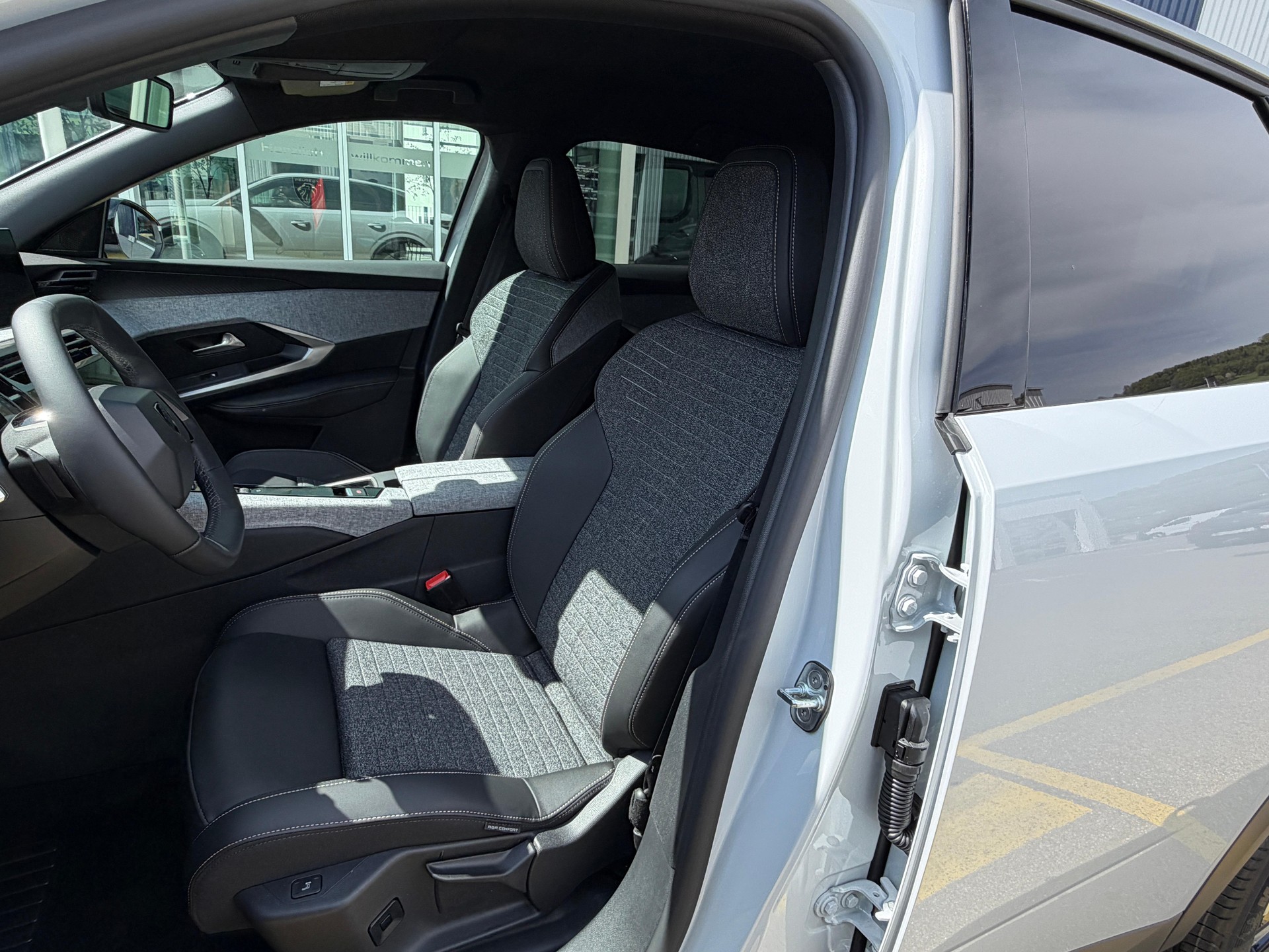 PEUGEOT 3008 e-Allure AWD-image-9