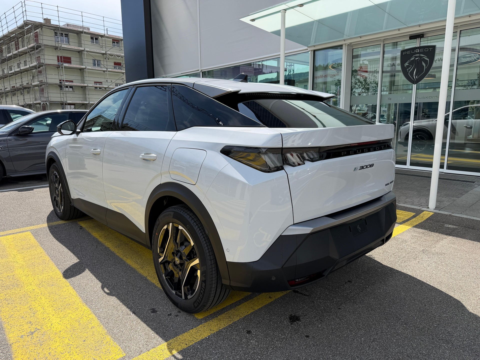 PEUGEOT 3008 e-Allure AWD-image-1
