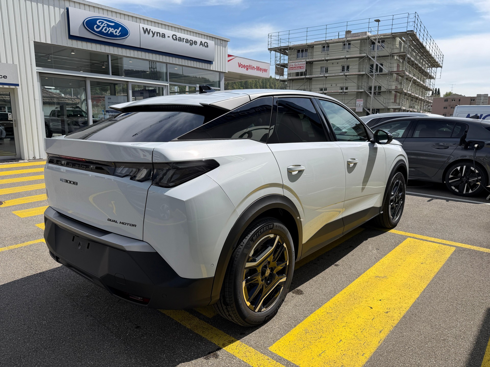 PEUGEOT 3008 e-Allure AWD-image-3