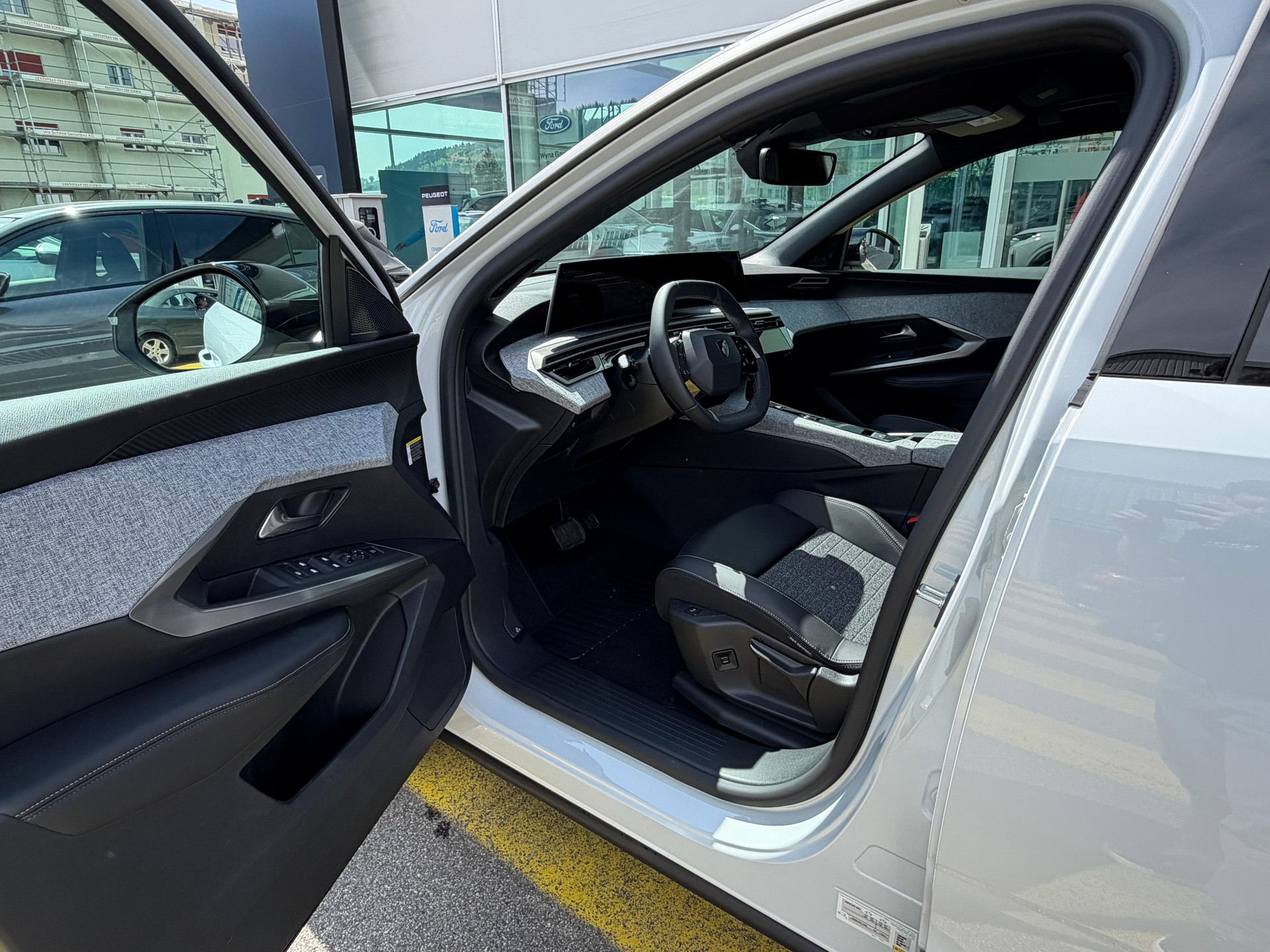 PEUGEOT 3008 e-Allure AWD-image-8