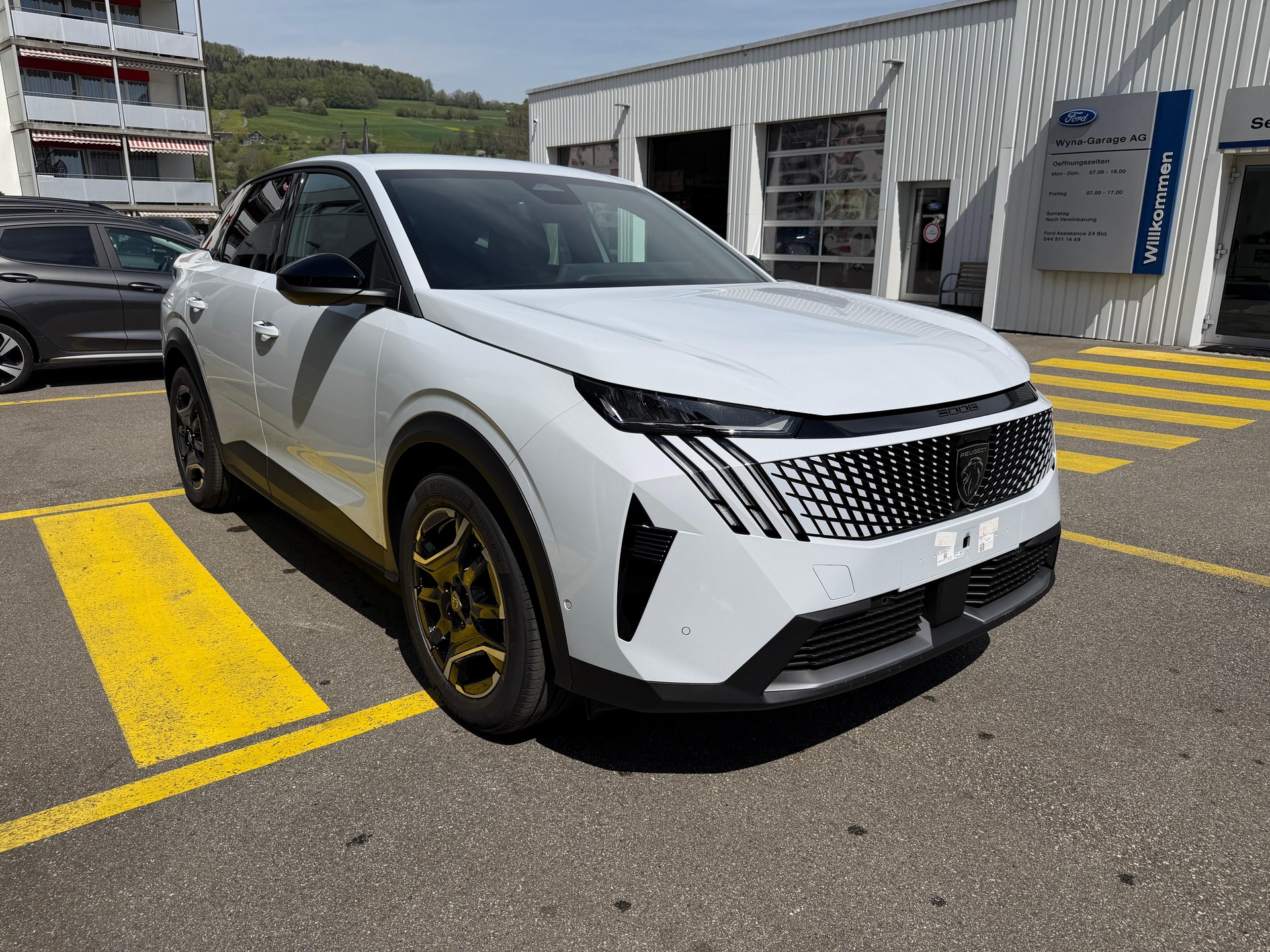 PEUGEOT 3008 e-Allure AWD-image-5