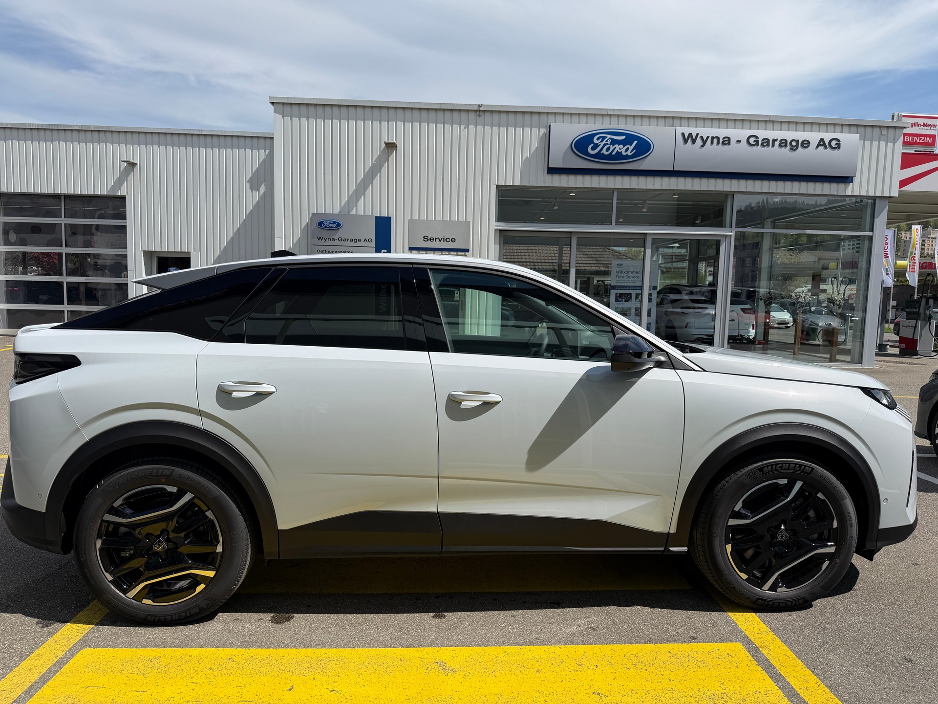 PEUGEOT 3008 e-Allure AWD-image-4
