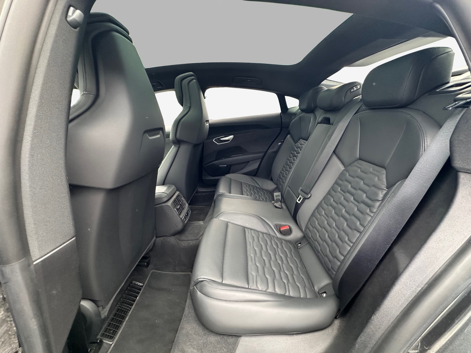 AUDI RS e-tron GT quattro-image-11