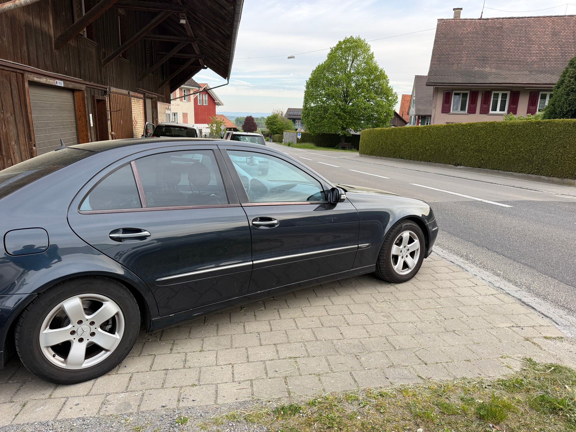 MERCEDES-BENZ E 240 Avantgarde-image-6
