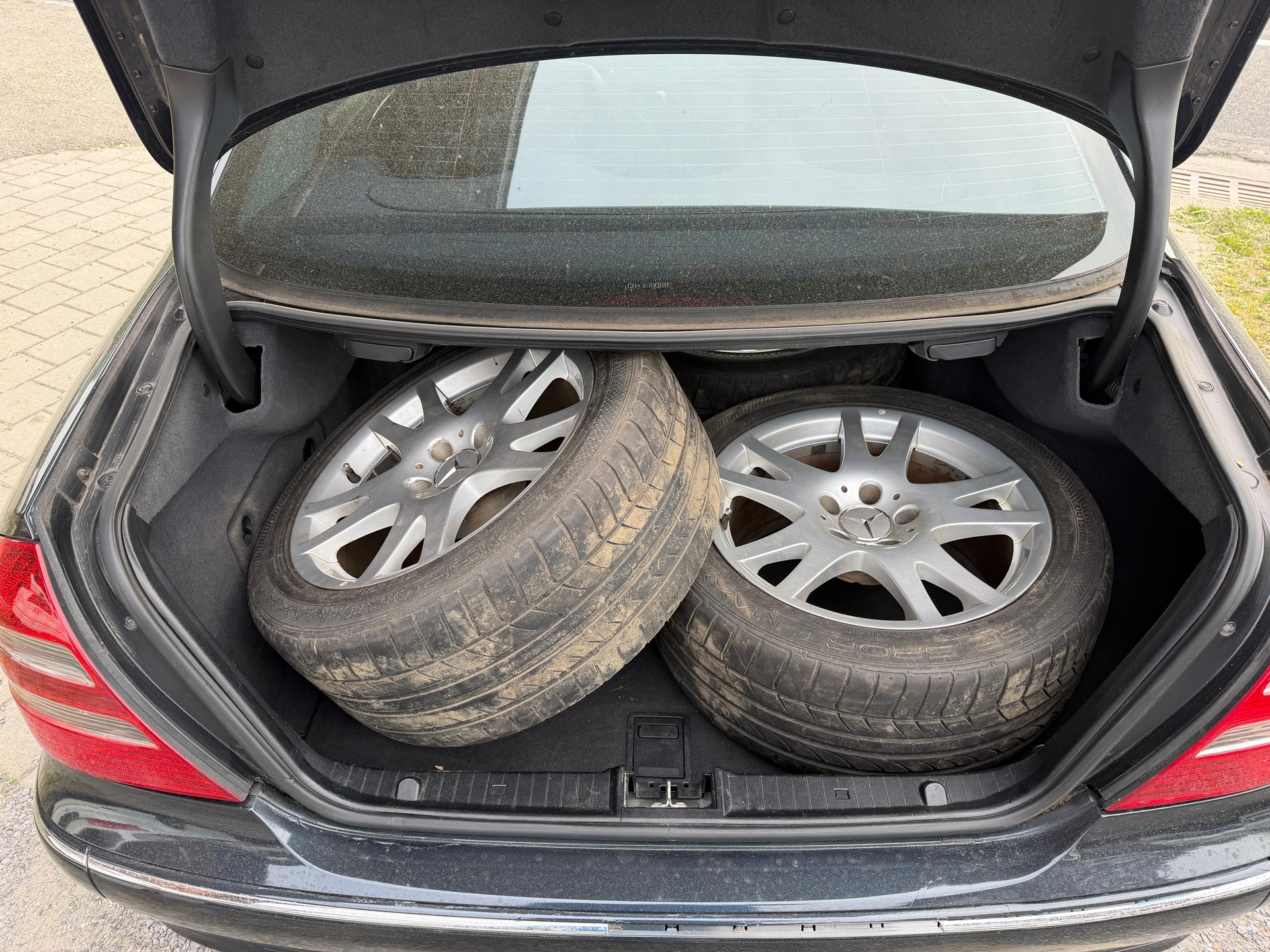 MERCEDES-BENZ E 240 Avantgarde-image-9