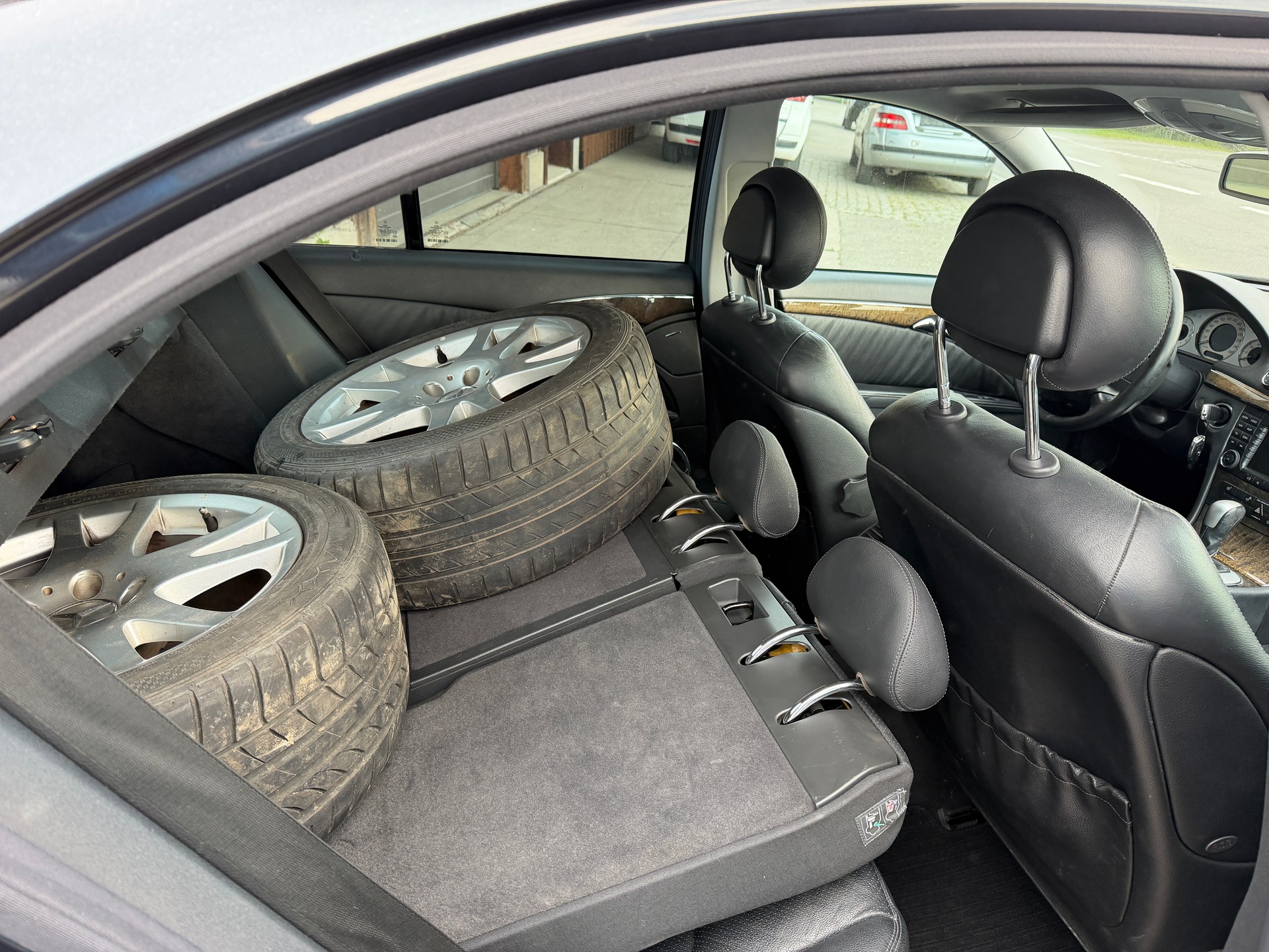 MERCEDES-BENZ E 240 Avantgarde-image-8