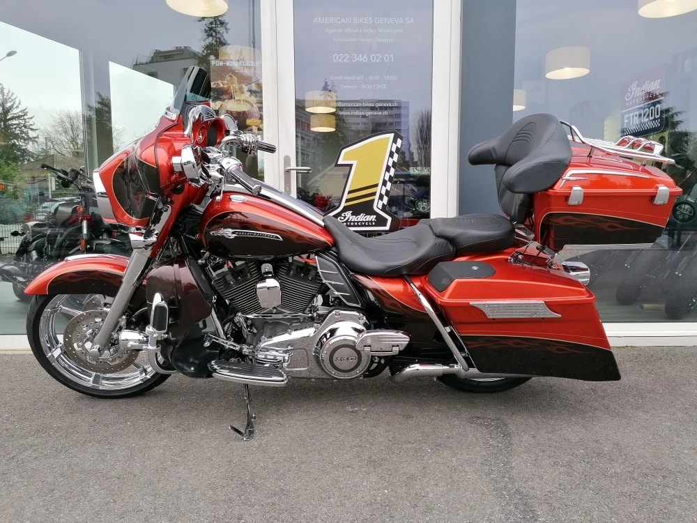 HARLEY-DAVIDSON FLHXSE Street Glide ABS CVO-showroom-element-2