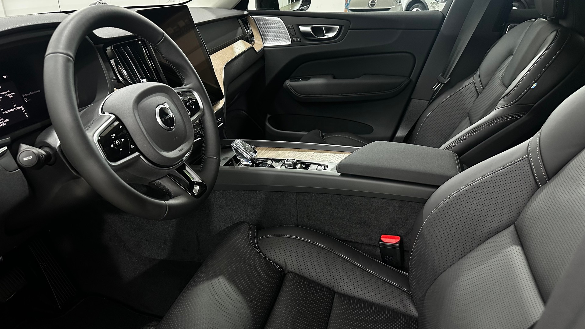 VOLVO XC60 2.0 T8 TE Ultra Dark eAWD-showroom-element-3