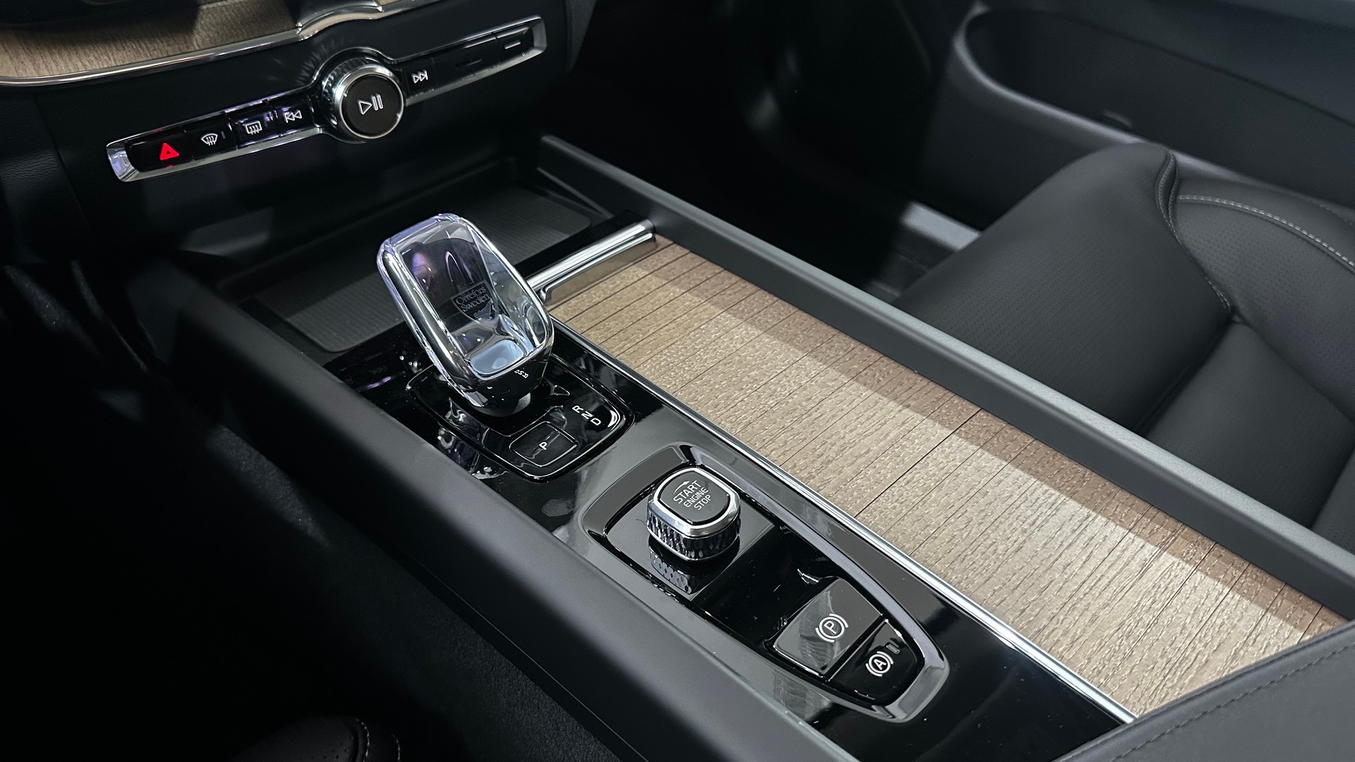 VOLVO XC60 2.0 T8 TE Ultra Dark eAWD-image-13