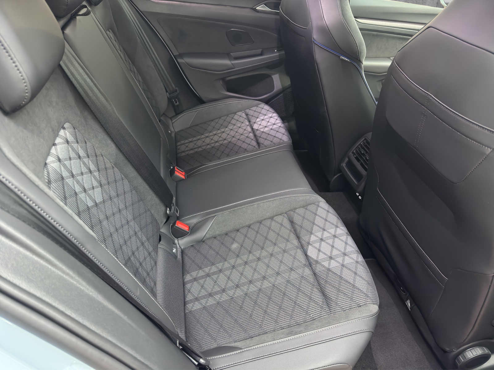 VW Golf 1.5 e TSI mHEV R-Line DSG-image-12