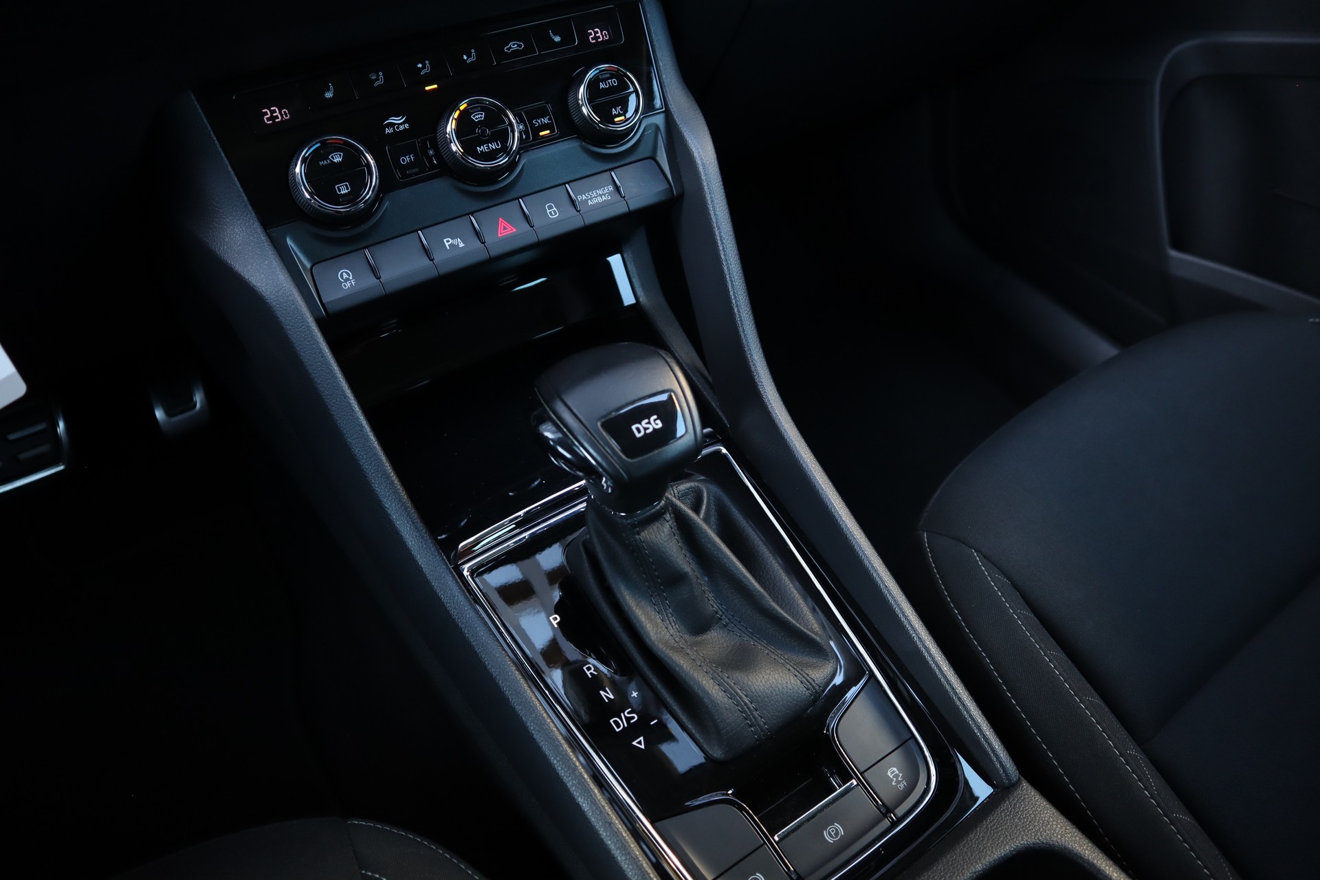 SKODA Karoq 1.5 TSI ACT Ambition DSG-image-15