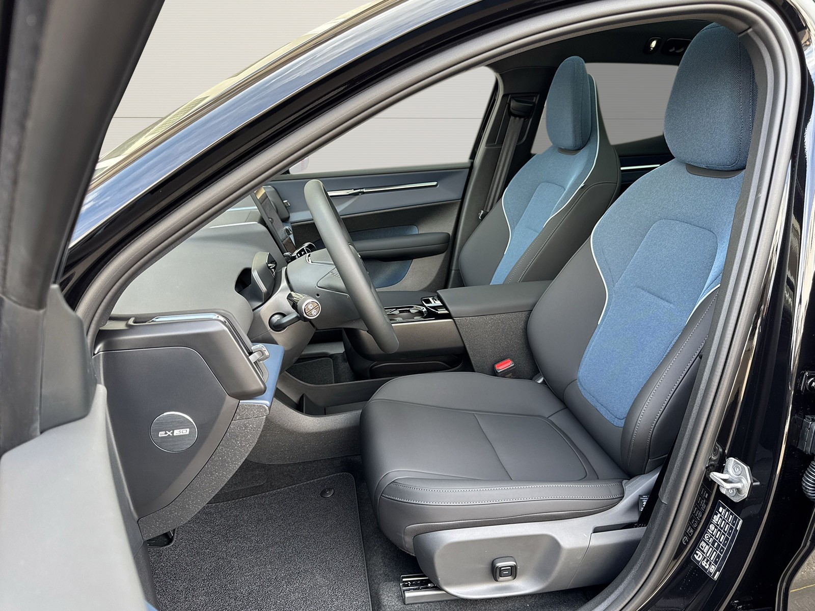 VOLVO EX30 CC E60 Twin Performance AWD-image-7