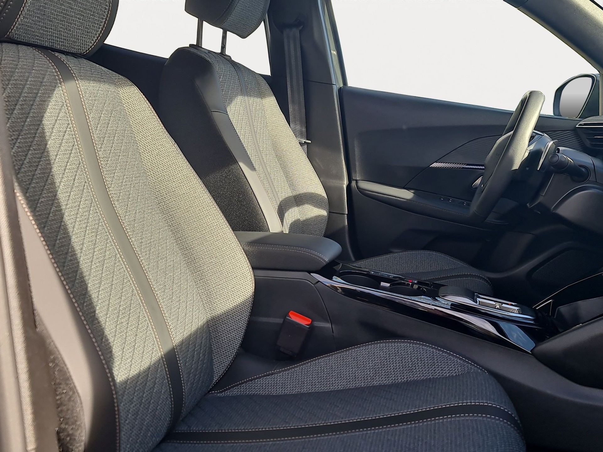 PEUGEOT 2008 1.2 PureTech GT-image-12