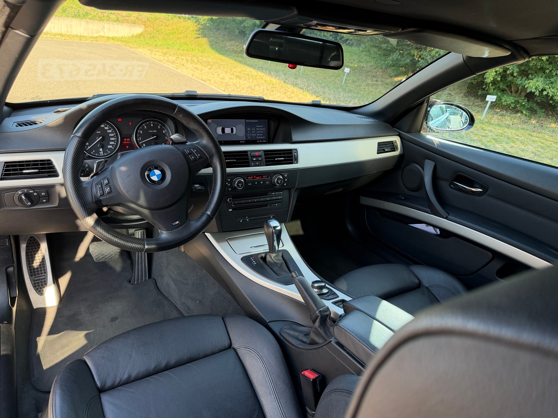BMW 325i-image-5