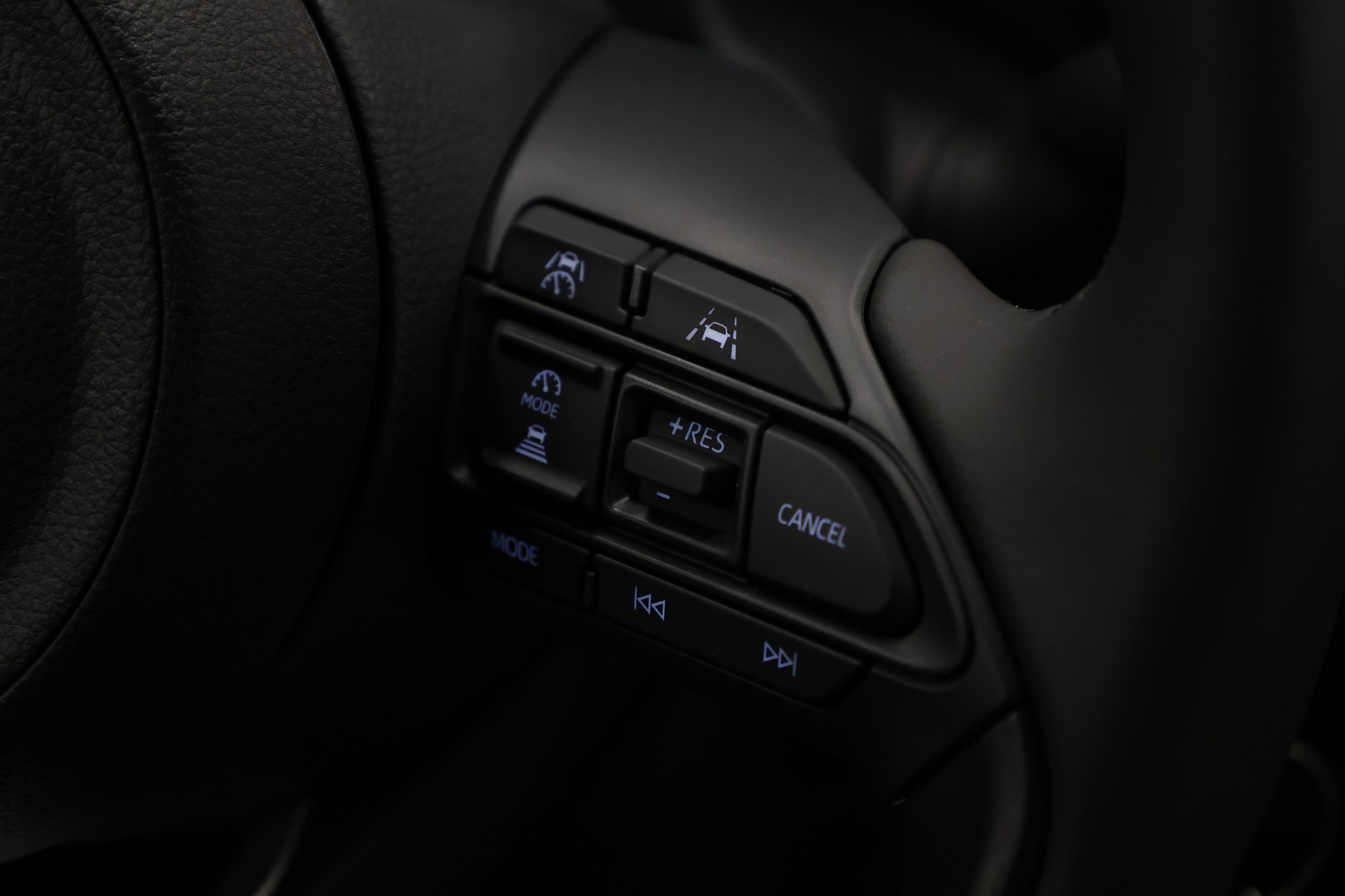 TOYOTA Yaris 1.5 Active Drive e-CVT-image-23
