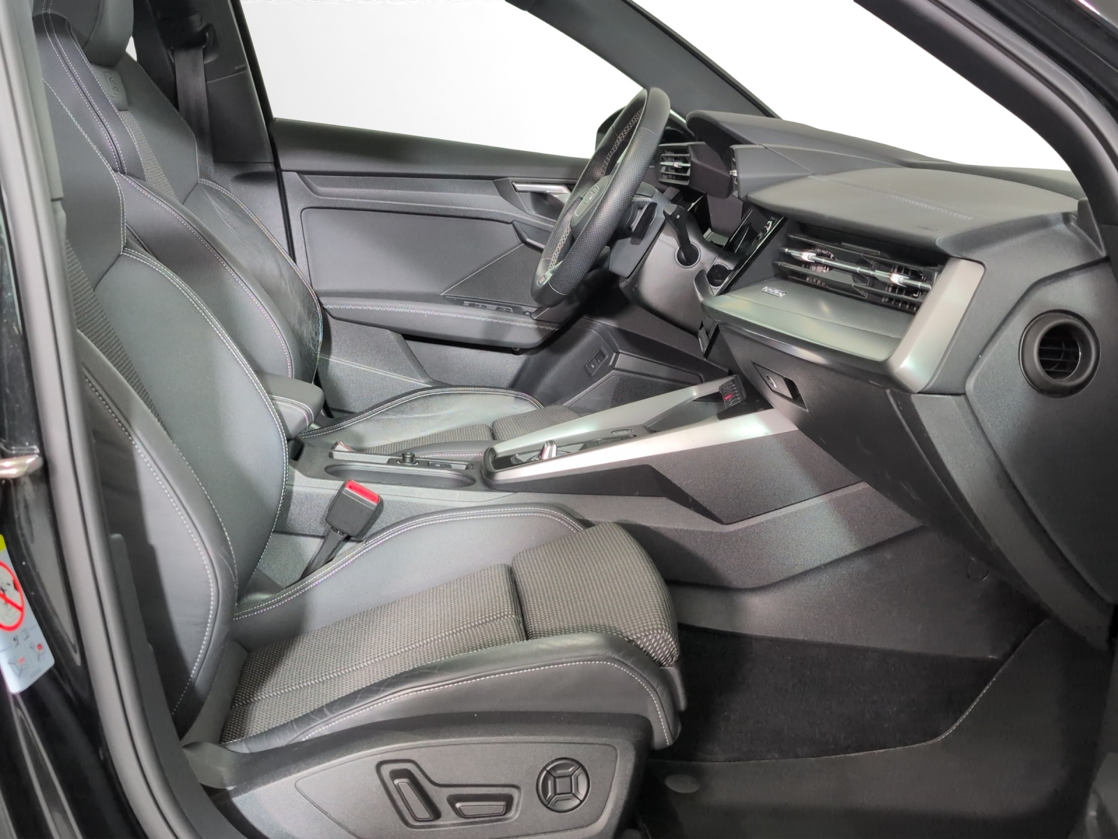 AUDI A3 Sportback 40 TDI S line S-tronic quattro-image-6
