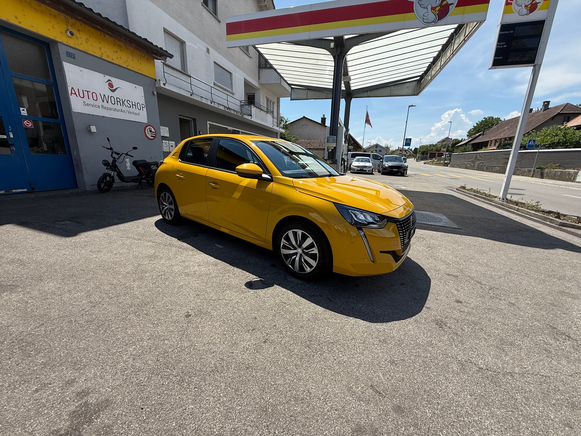PEUGEOT 208 1.2 PureTech Allure-image-0