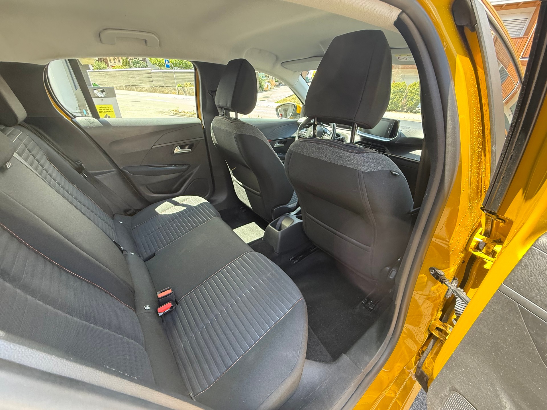 PEUGEOT 208 1.2 PureTech Allure-image-9