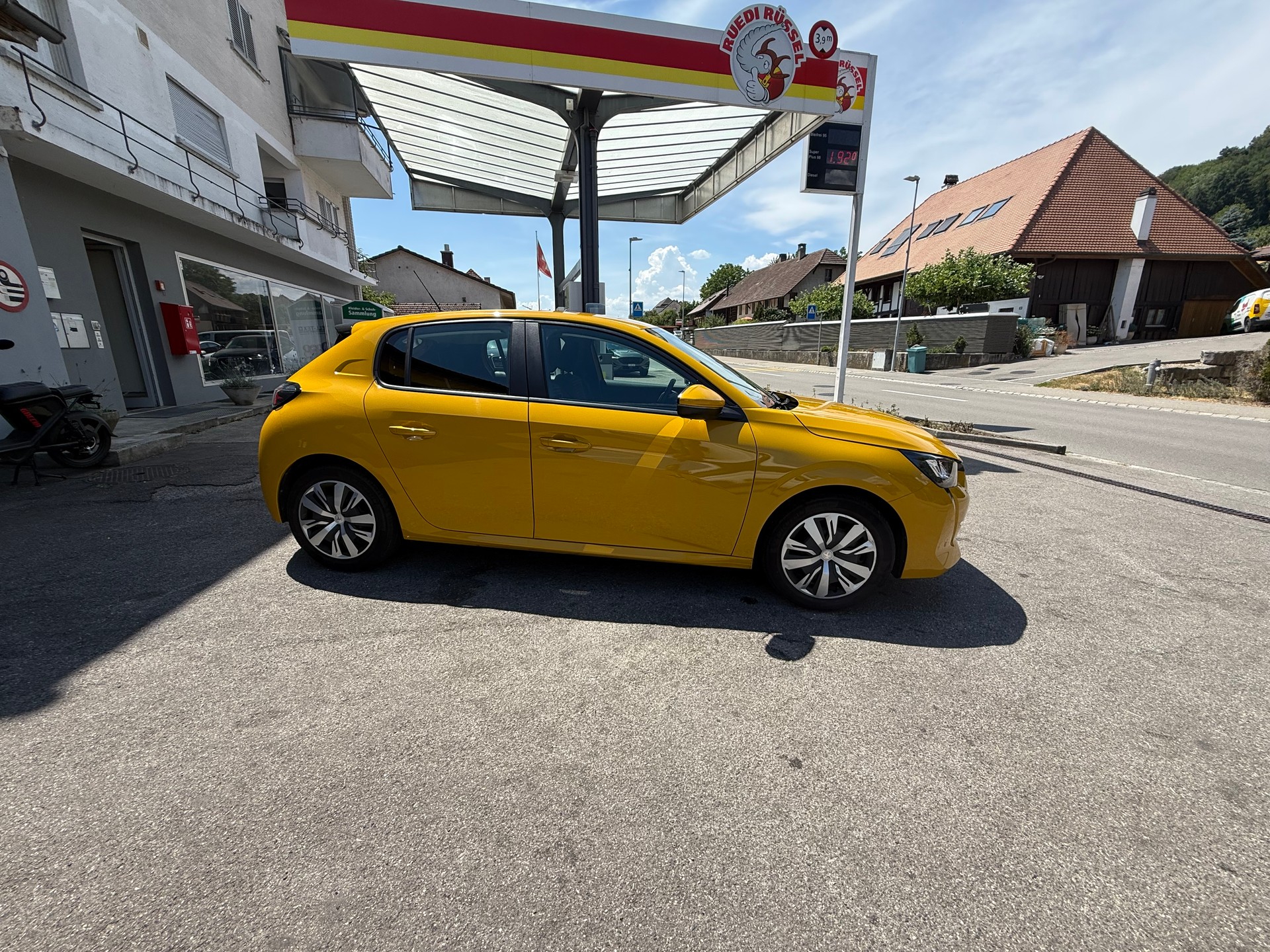 PEUGEOT 208 1.2 PureTech Allure-image-1